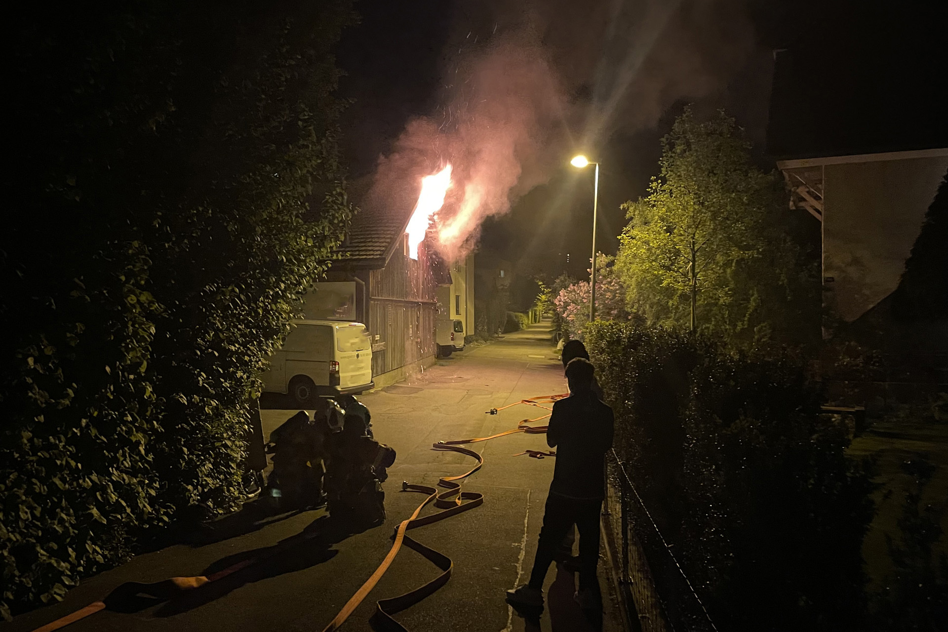 Die umgehend ausgerückten Einsatzkräfte stellten vor Ort fest, dass Feuer aus einem Zimmer drang.