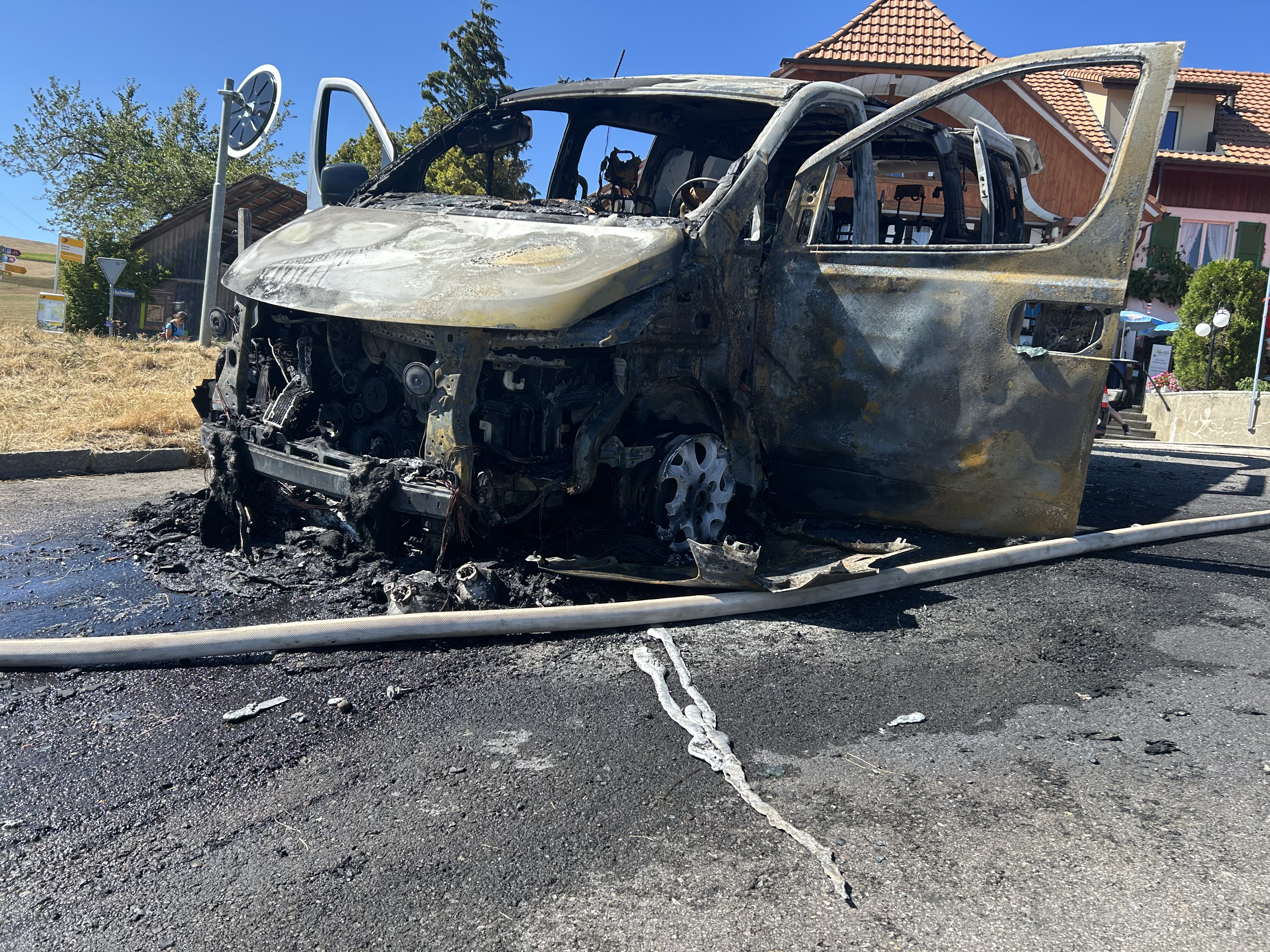 Oberbütschel: Auto in Vollbrand geraten (Quelle: Kapo Bern)