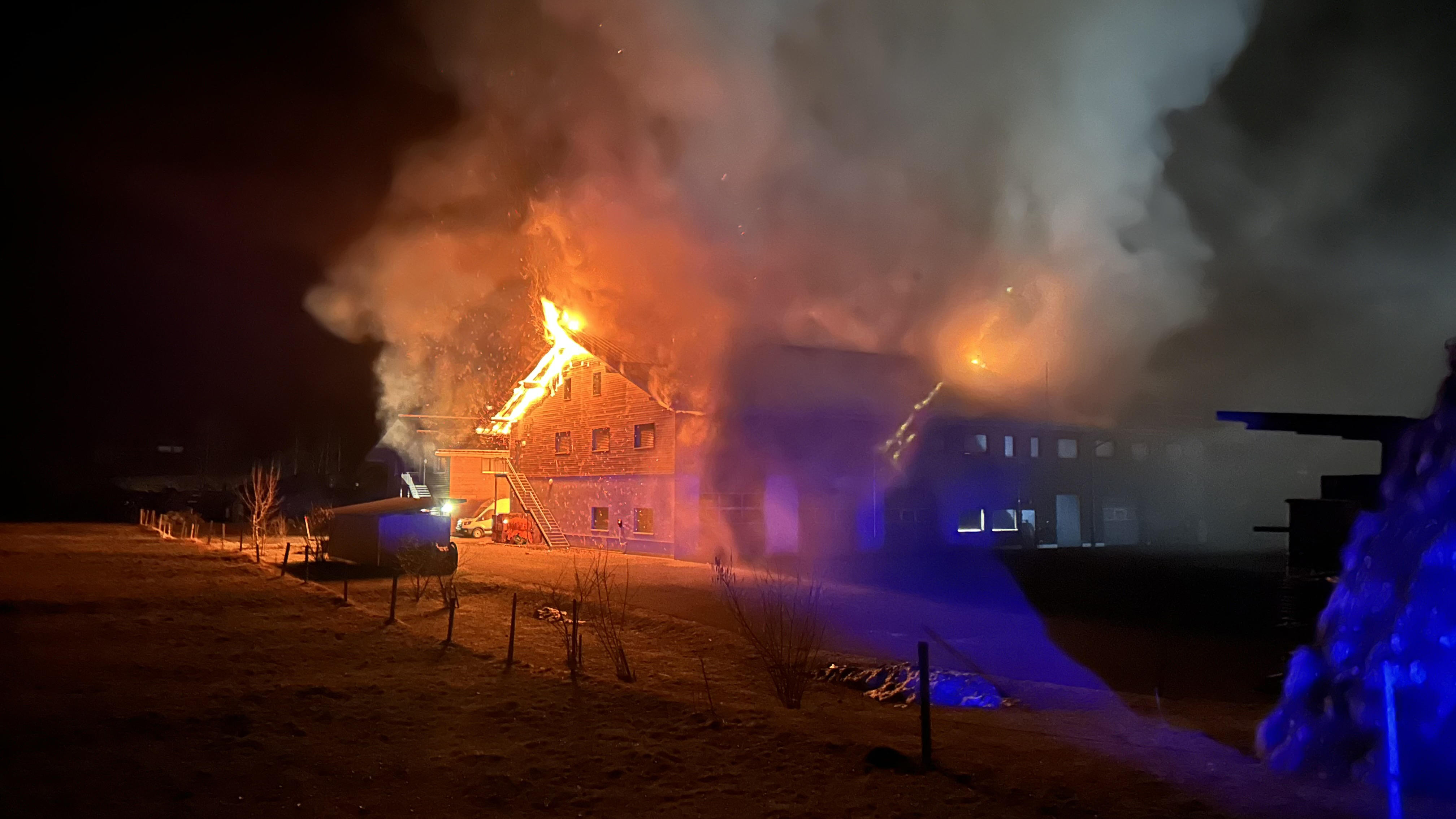 Freitagnacht ist es in Lauterbrunnen zu einem Brand in einem Betriebsgebäude gekommen.