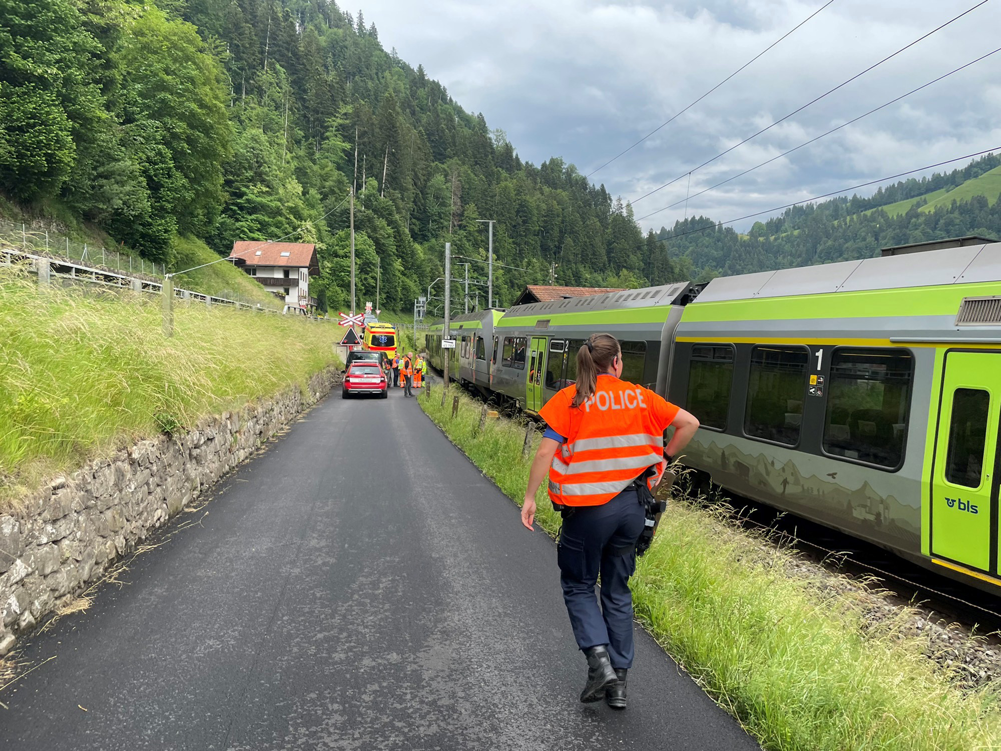 Die 56 sich im Zug befindenden Passagiere blieben unverletzt. Sie wurden evakuiert und mit Ersatzbussen weitertransportiert.
