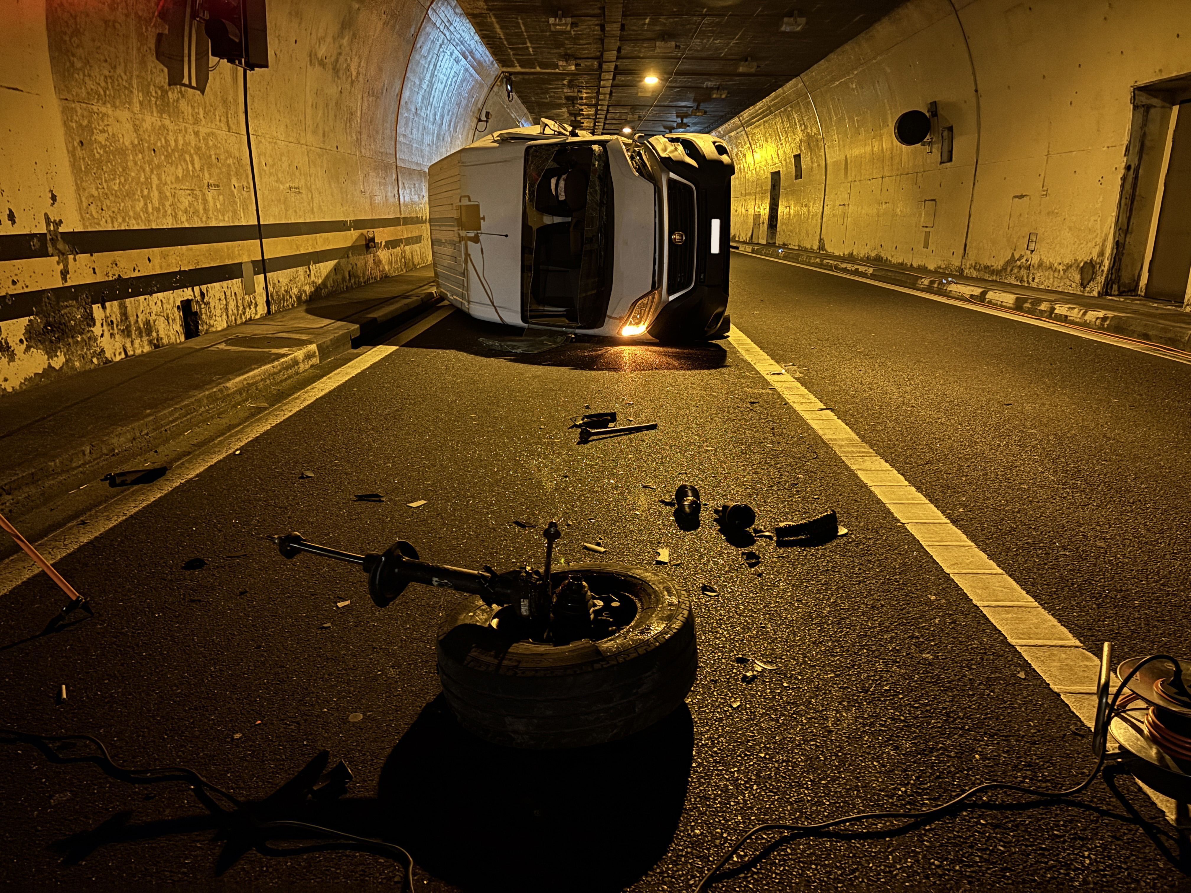 Foto der Unfallstelle beim Leissigentunnel am 9. August 2025. Quelle: Kantonspolizei Bern, anonymisiert