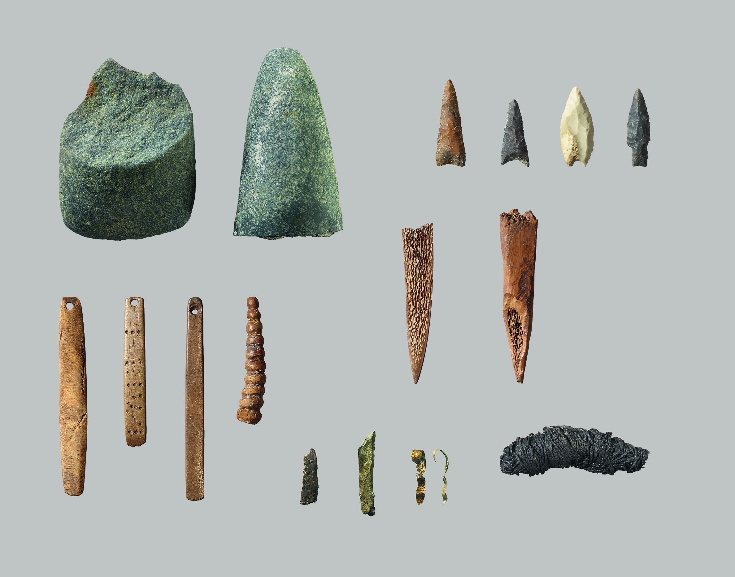 Objets en pierre, en matériau organique et en cuivre découverts à Sutz-Lattrigen (photo : Service archéologique du canton de Berne, Philippe Joner)