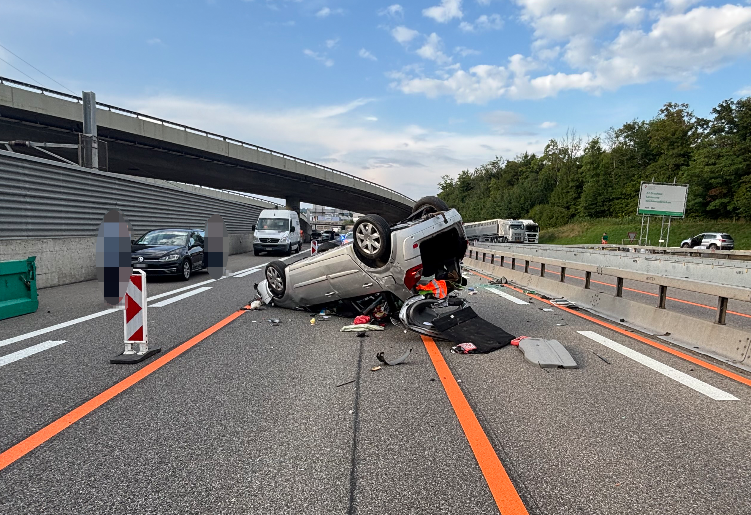 Am Mittwochabend ist es auf der A6 bei Bern zu einem Selbstunfall eines Autos gekommen.