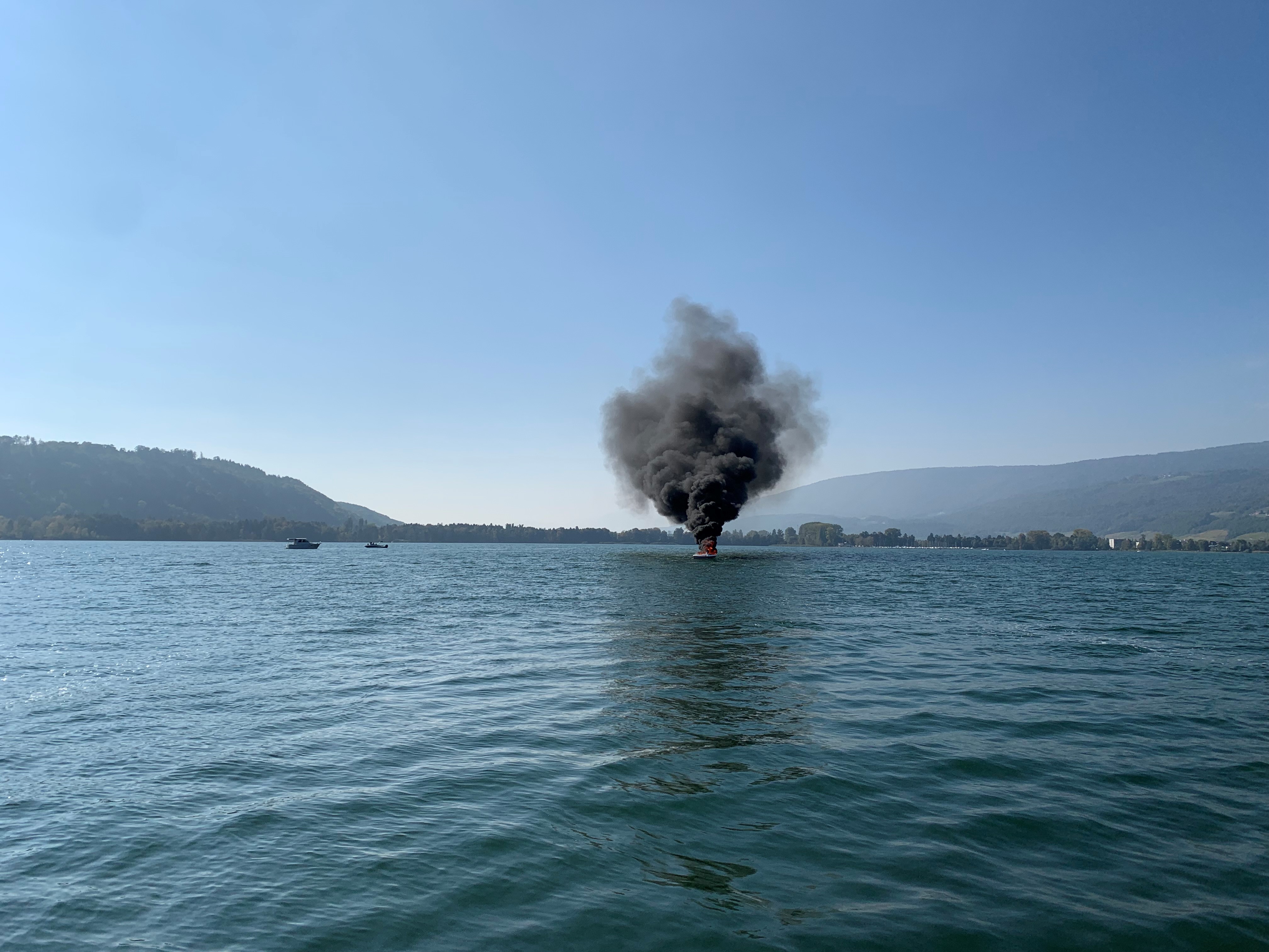 Bild des brennenden Bootes, Rauchsäule