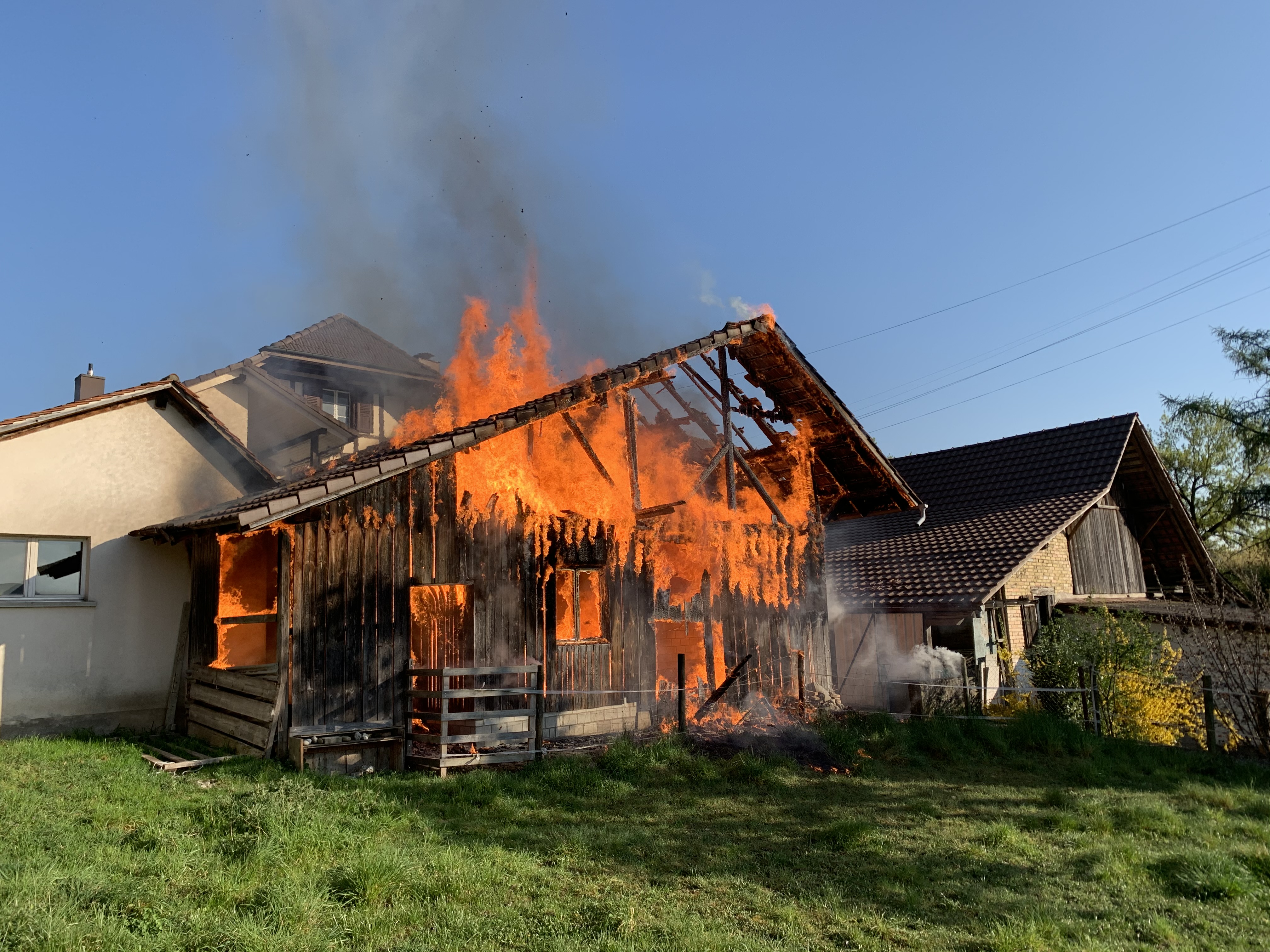 Die umgehend ausgerückten Einsatzkräfte fanden im Bereich Gimmerz einen Schopf in Vollbrand vor. (Foto: Kapo)
