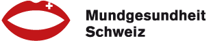 Das Bild zeigt einen geöffneten Mund. Es sind rote Lippen. Oben rechts ist ein weisses Kreuz auf der Lippe abgebildet. Es ist das Logo von Mundgesundheit Schweiz.