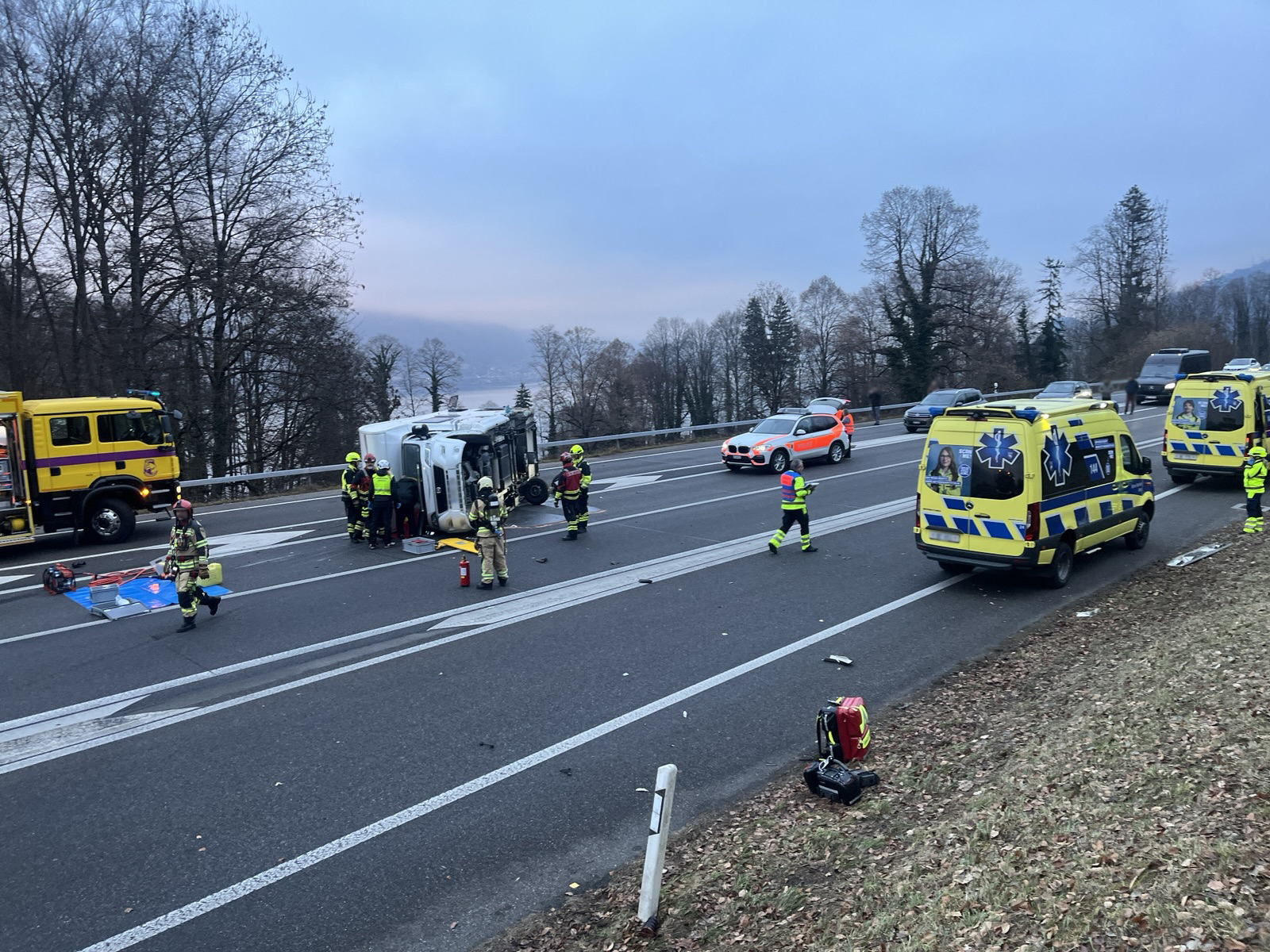 Am Freitagnachmittag ist es auf der A8 bei Bönigen zu einer seitlichen Frontalkollision zwischen einem Auto und einem Wohnmobil gekommen. 