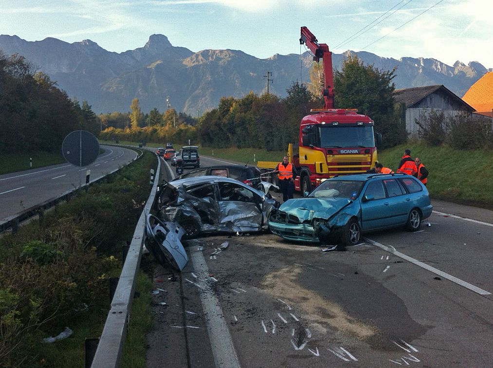 Mehrere Fahrzeuge mussten abgeschleppt werden (Bild anonymisiert/Kapo Bern)
