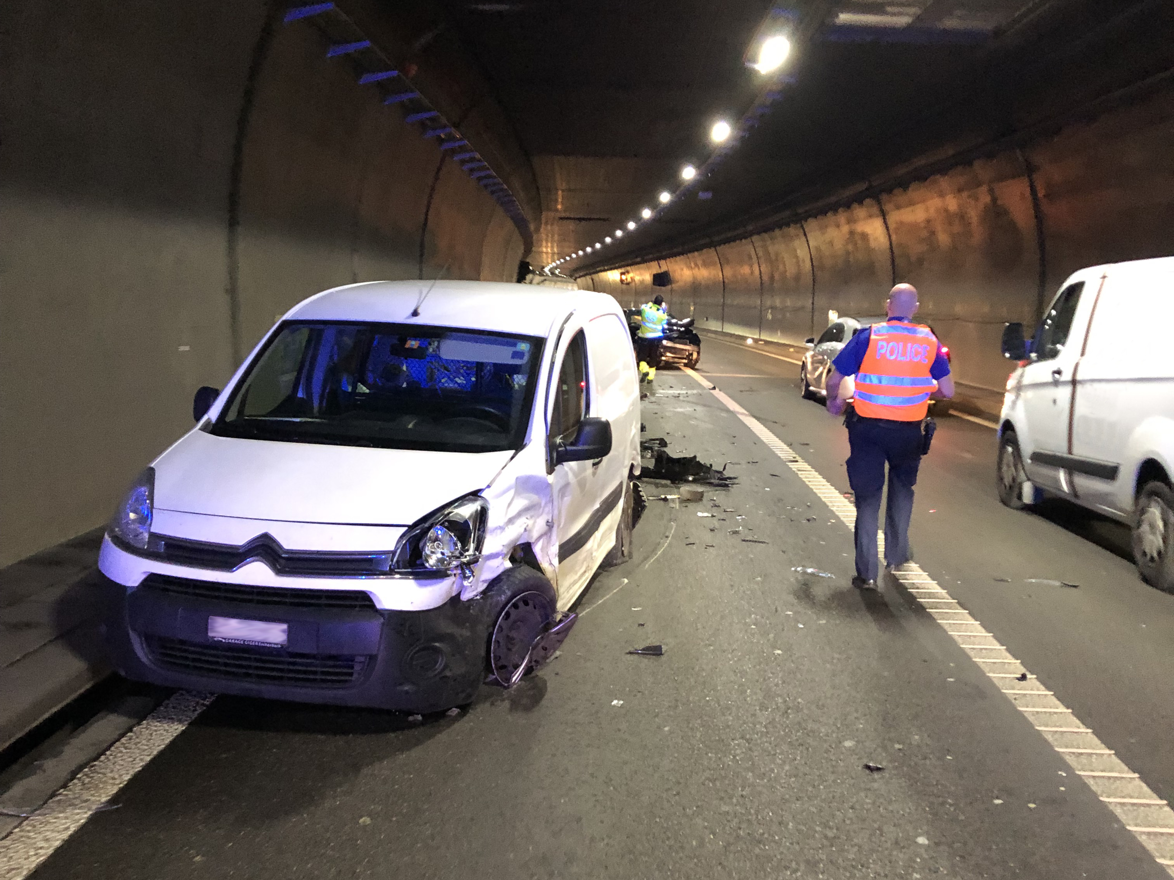 Les trois voitures ont subi un dommage total et ont dû être remorquées. (photo, anonymisée: poca)
