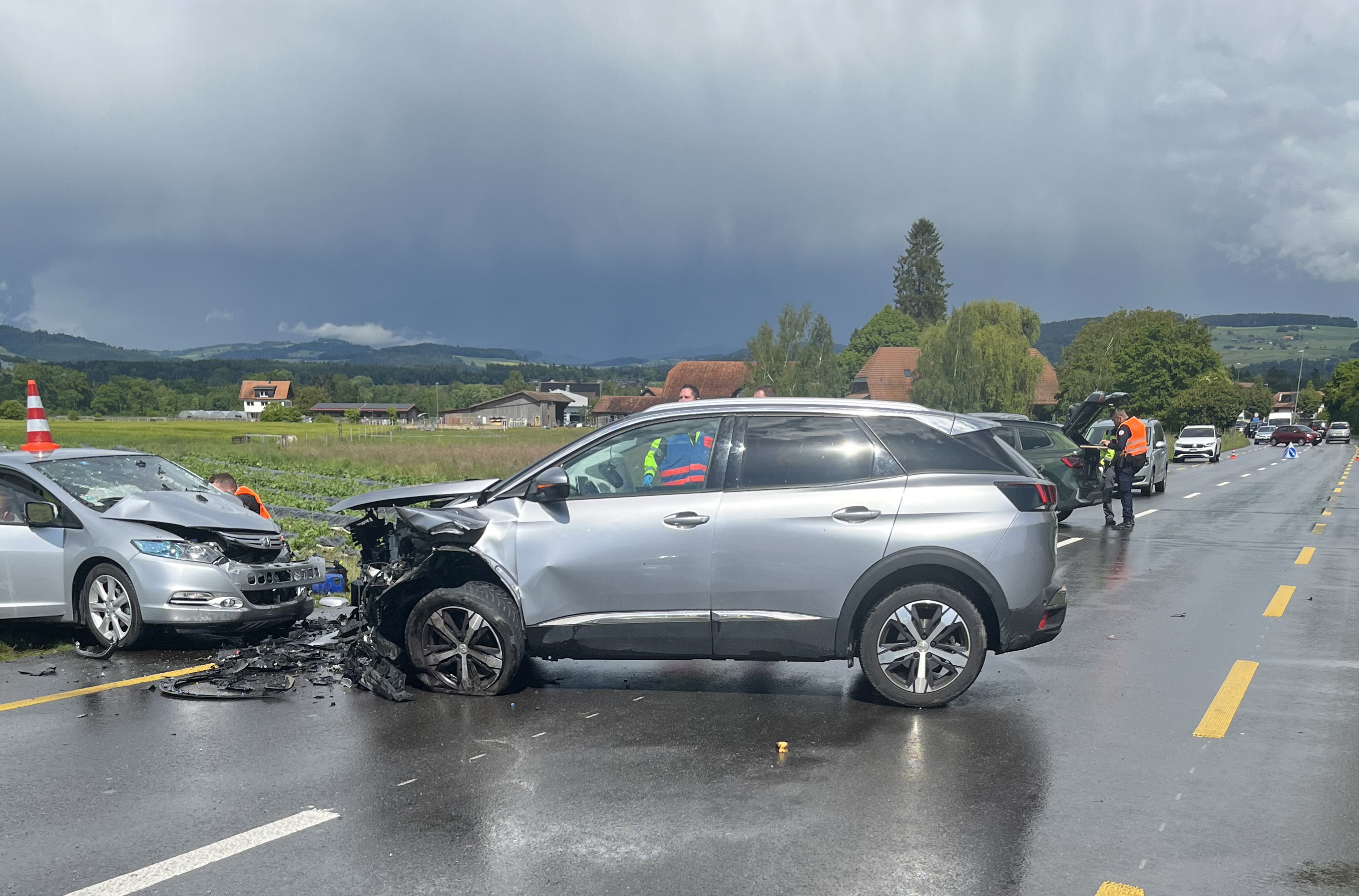 Am frühen Montagabend ist es in Belp zu einer Frontalkollision zwischen zwei Autos gekommen.