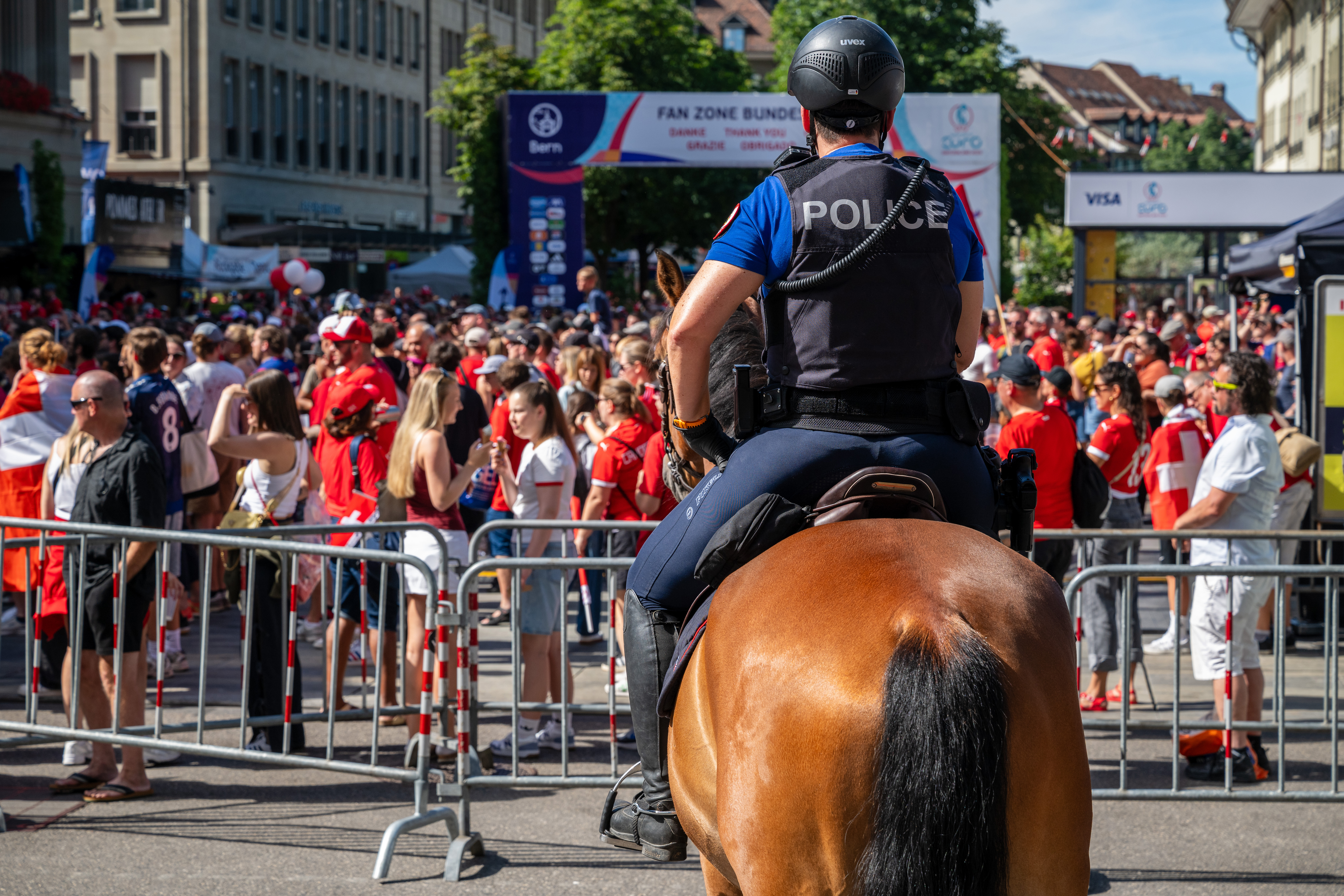 Reiterpatrouille Fanzone Bundesplatz anlässlich Viertelfinale Spanien-Schweiz.