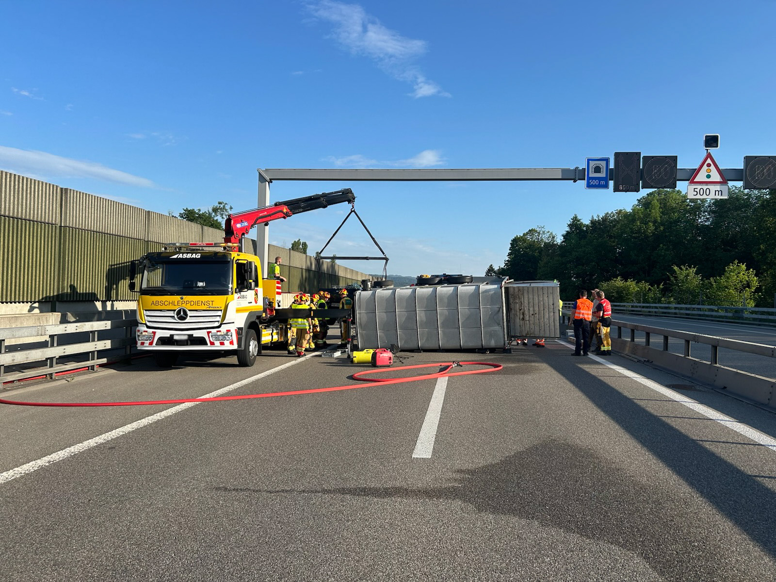 Verkehrsunfall mit Anhänger – über 30 Schafe betroffen (Quelle: Kapo Bern)