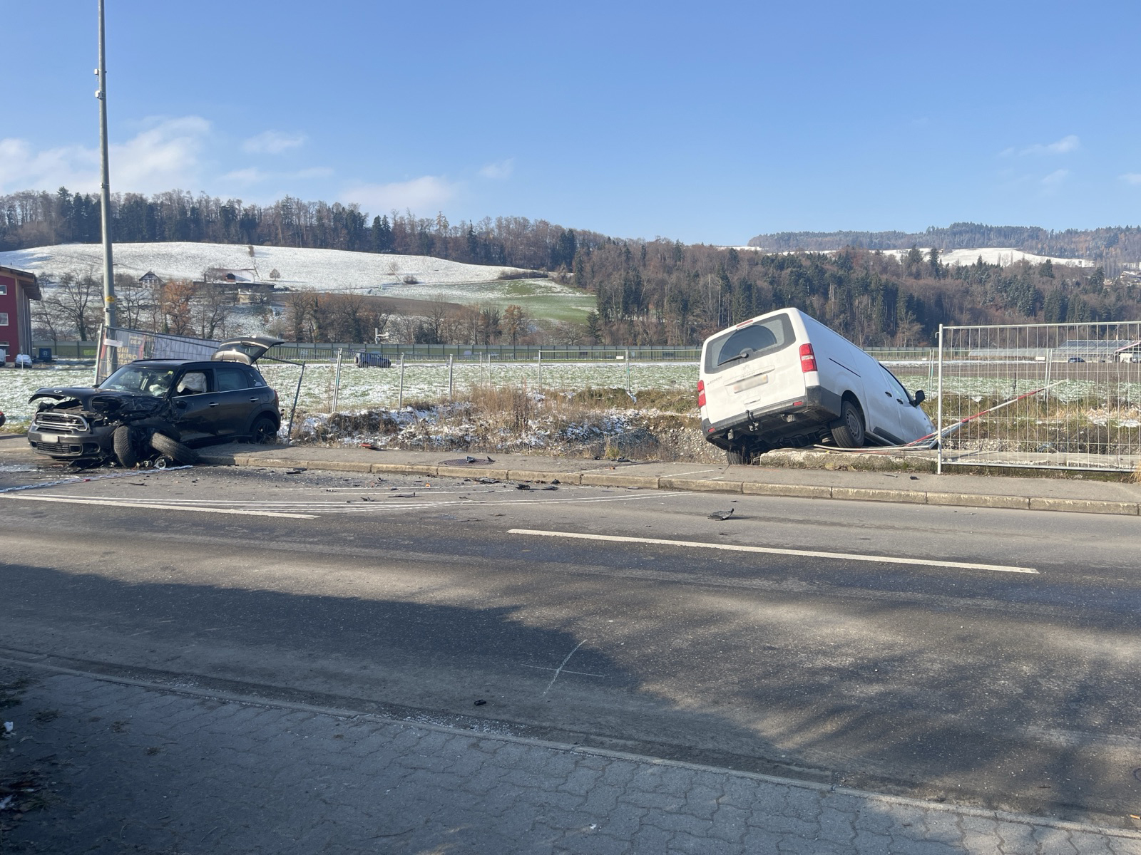 Am Samstagmorgen ist es in Wichtrach zu einer Frontalkollision zwischen einem Auto und einem Lieferwagen gekommen. 