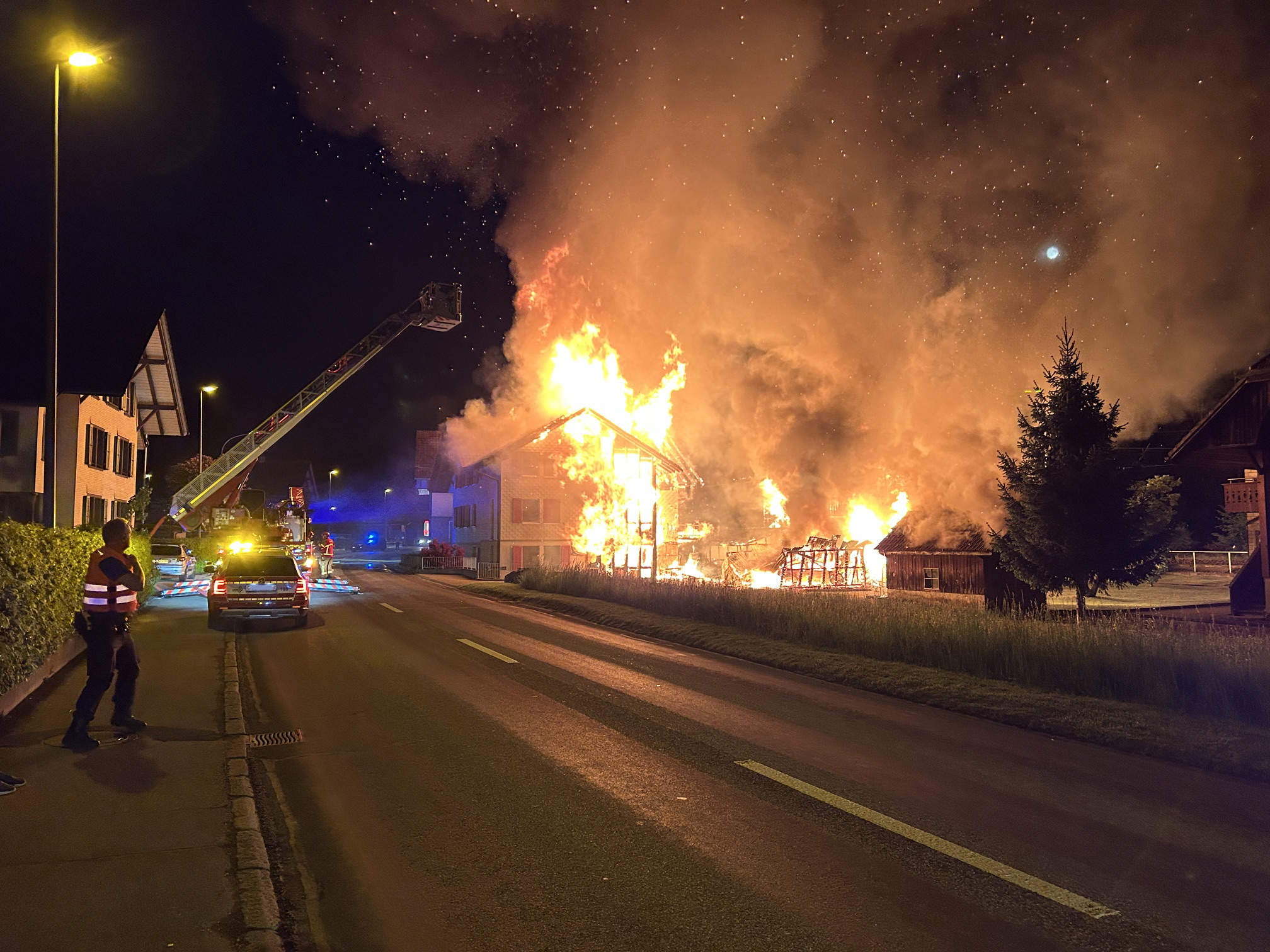 Am Samstag sind in Bärau zwei Mehrfamilienhäuser und ein Nebengebäude in Brand geraten. Es wurden keine Personen verletzt. (Quelle: Kapo Bern)