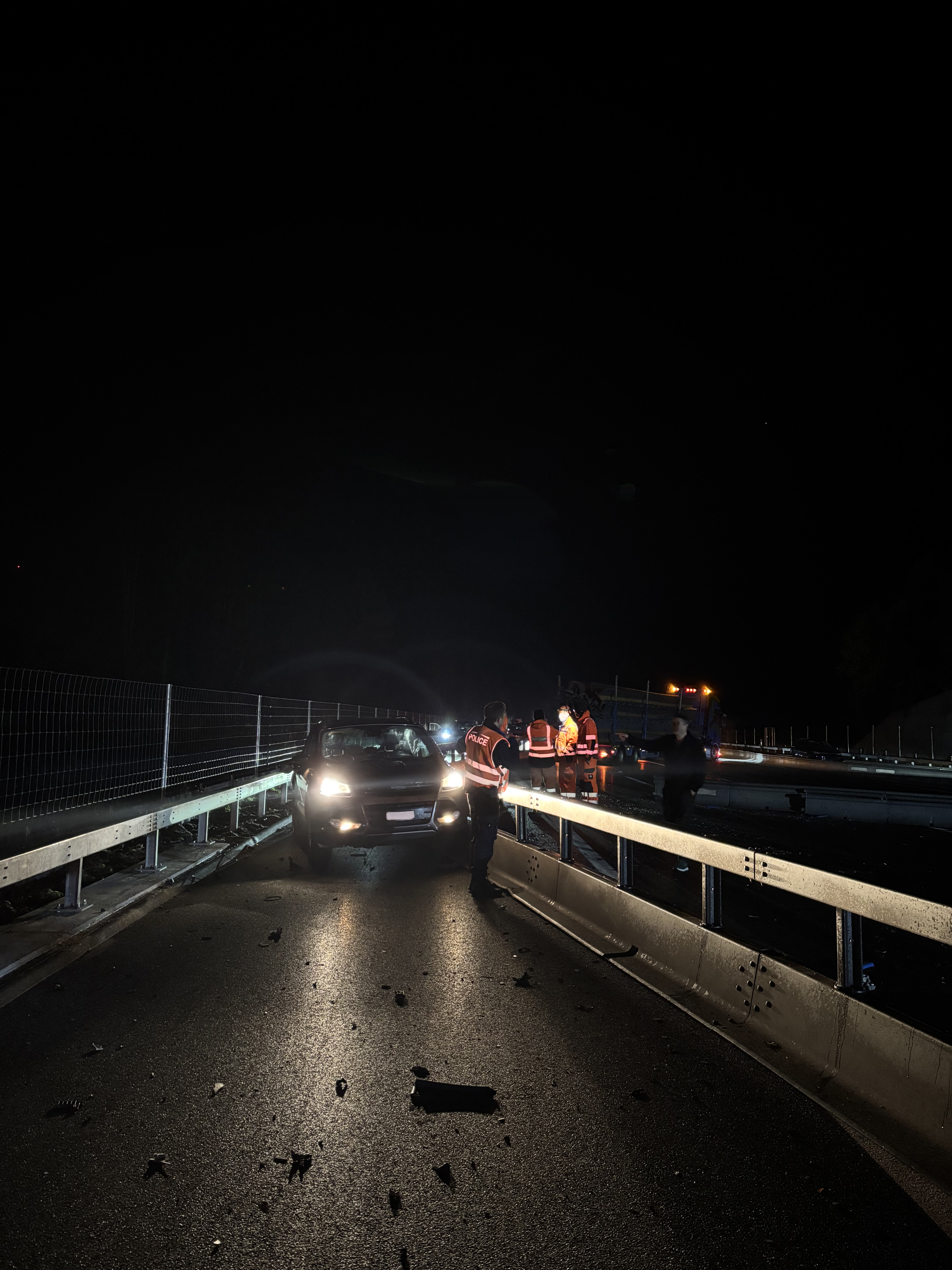 Gemäss aktuellen Erkenntnissen kollidierte am Dienstagabend auf der A6 bei Thun ein sich im abgesperrten Baustellenbereich befindender Lastwagen mit einem Leitplankenelement der Baustelle. In der Folge schob der Lastwagen die provisorische Mittelleitplanke auf die geöffnete Fahrbahn. Dadurch wurde ein von Thun Süd korrekt entgegenkommendes Auto getroffen und in die rechte Leitplanke gedrängt. (Quelle: Kantonspolizei Bern)