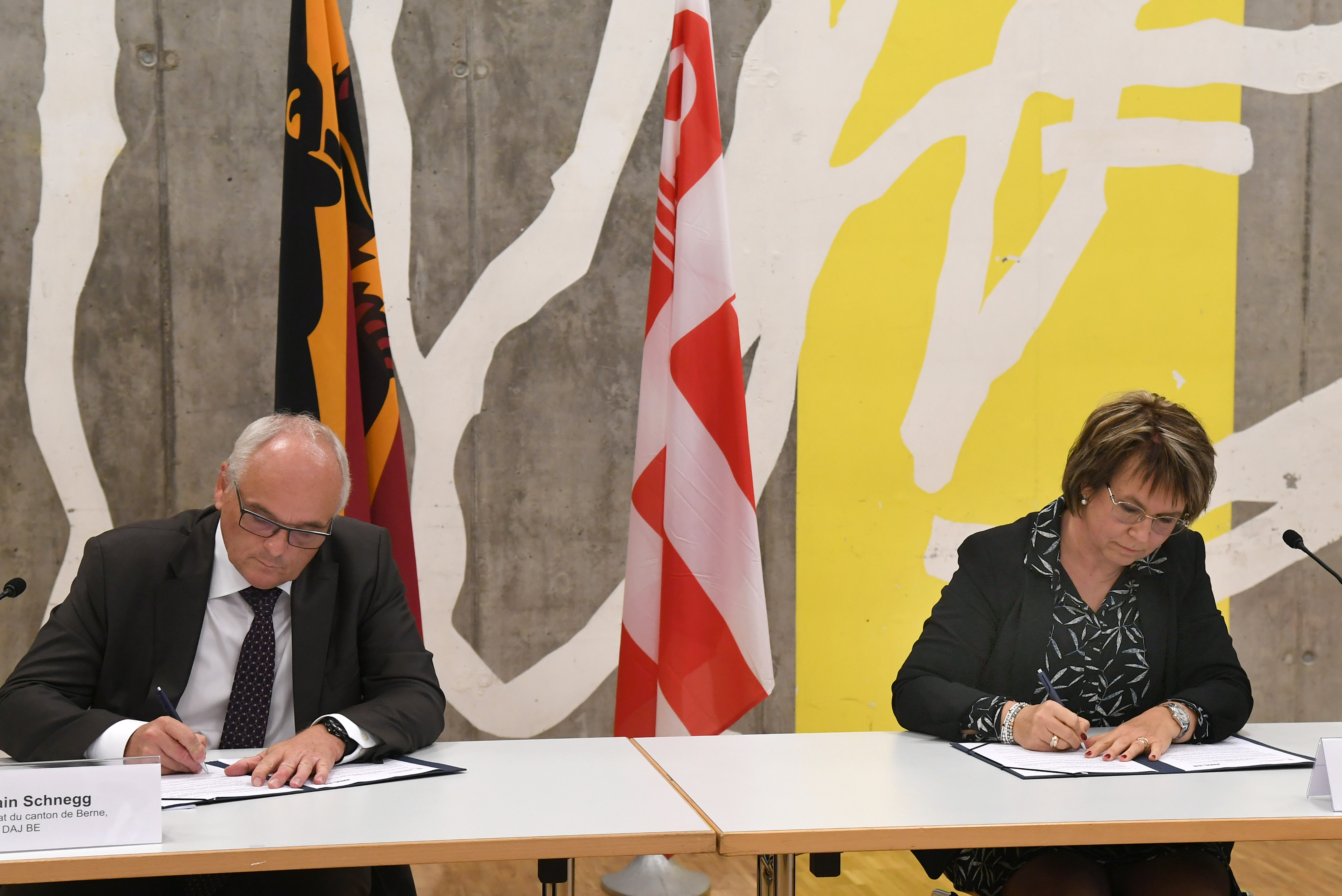 Unterzeichnung der Roadmap durch Regierungsrat Pierre Alain Schnegg, Präsident der Delegation für jurassische Angelegenheiten des Regierungsrates, und der jurassischen Regierungspräsidentin Nathalie Barthoulot, Präsidentin der Delegation für jurassische Angelegenheiten des Kantons Jura am 22.09.2021 in Moutier. (Foto: zvg)