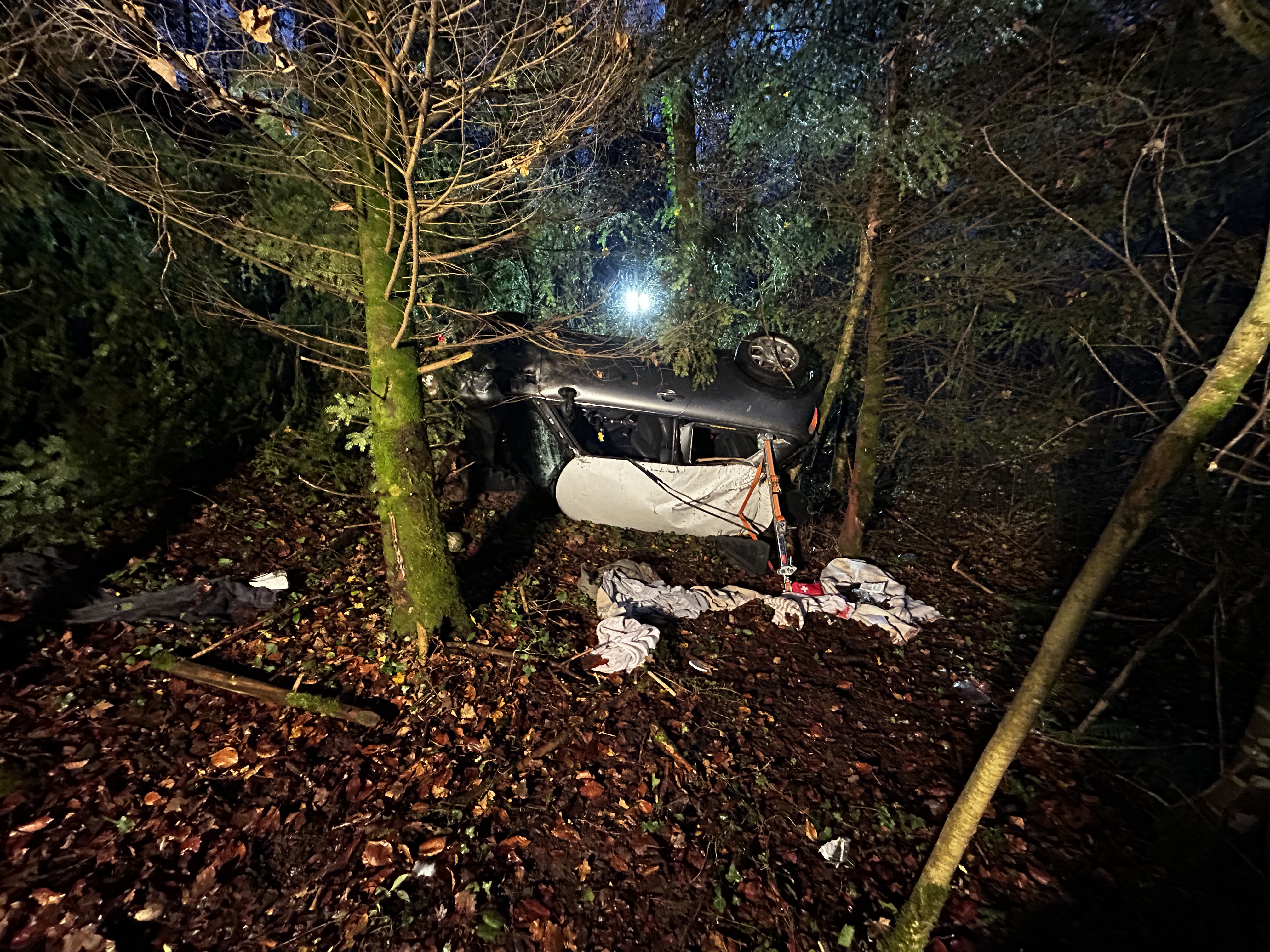 Am Freitagabend ist es in Walliswil bei Wangen zu einem Selbstunfall eines Autos gekommen.