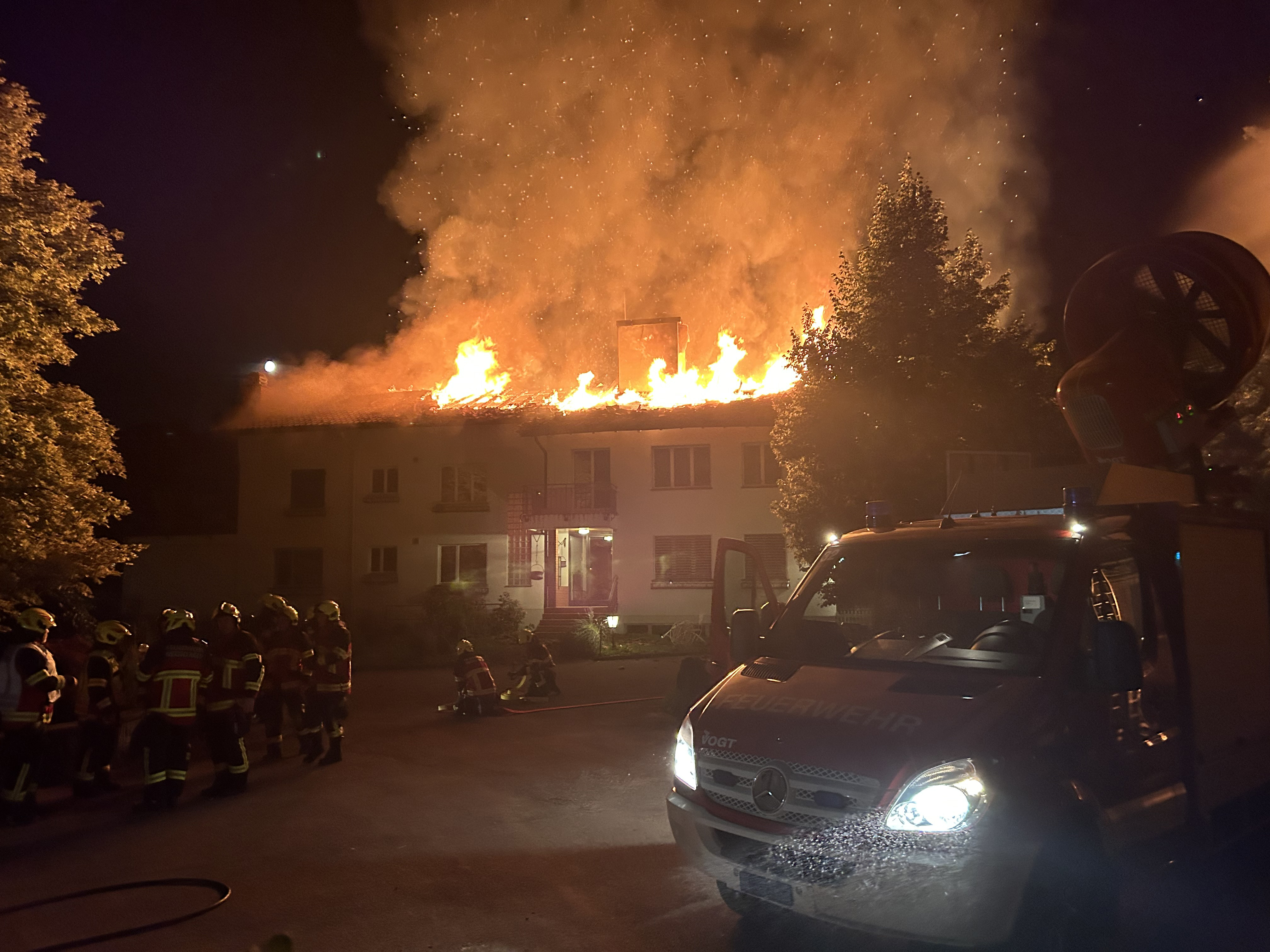 Dachstock von Wohn- und Geschäftshaus in Kehrsatz in Brand geraten (Quelle: Kantonspolizei Bern)