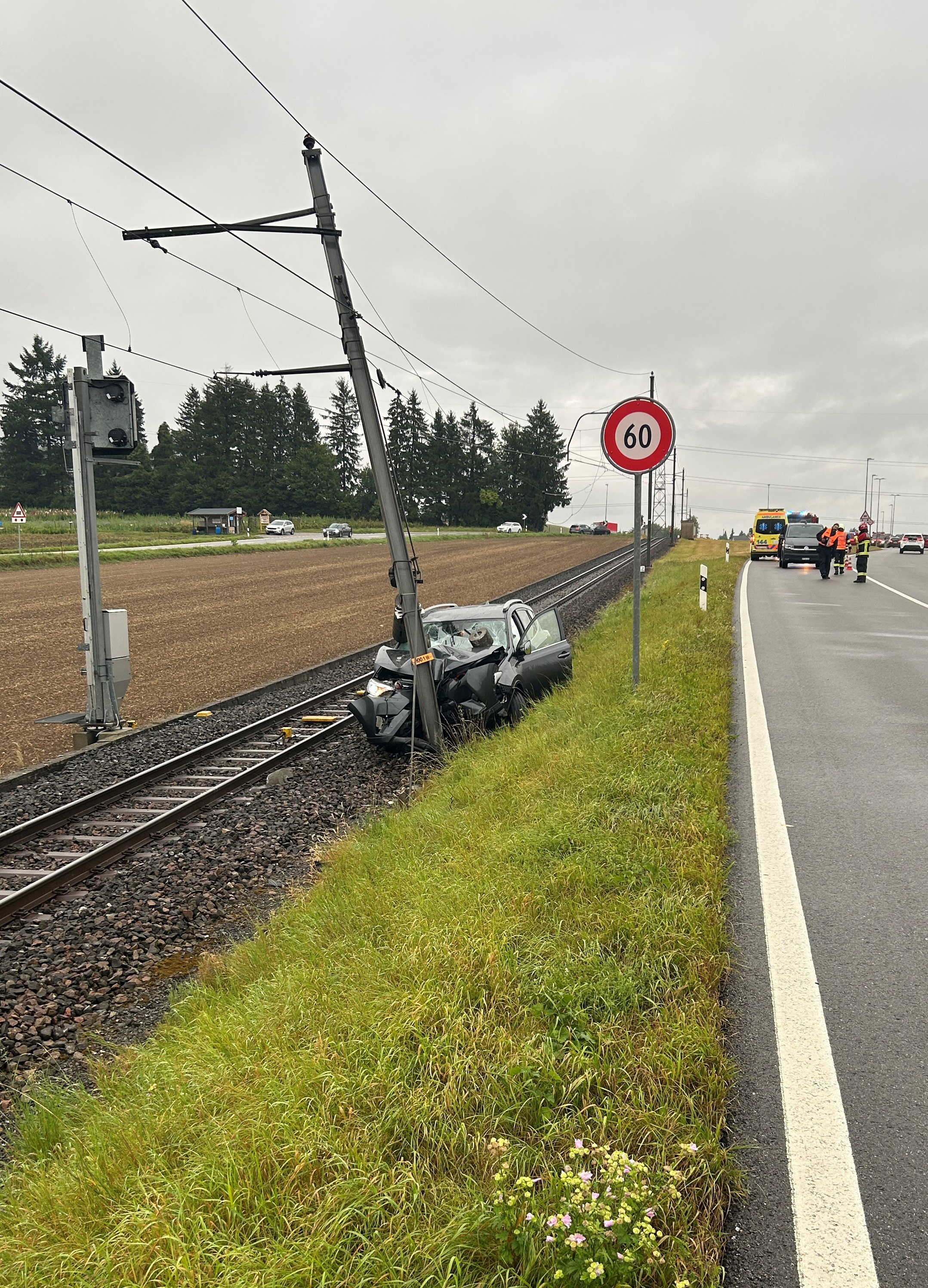 Das Fahrzeug kollidierte frontal mit einem Fahrleitungsmast der Bahnstrecke. (Quelle: Kapo Bern)