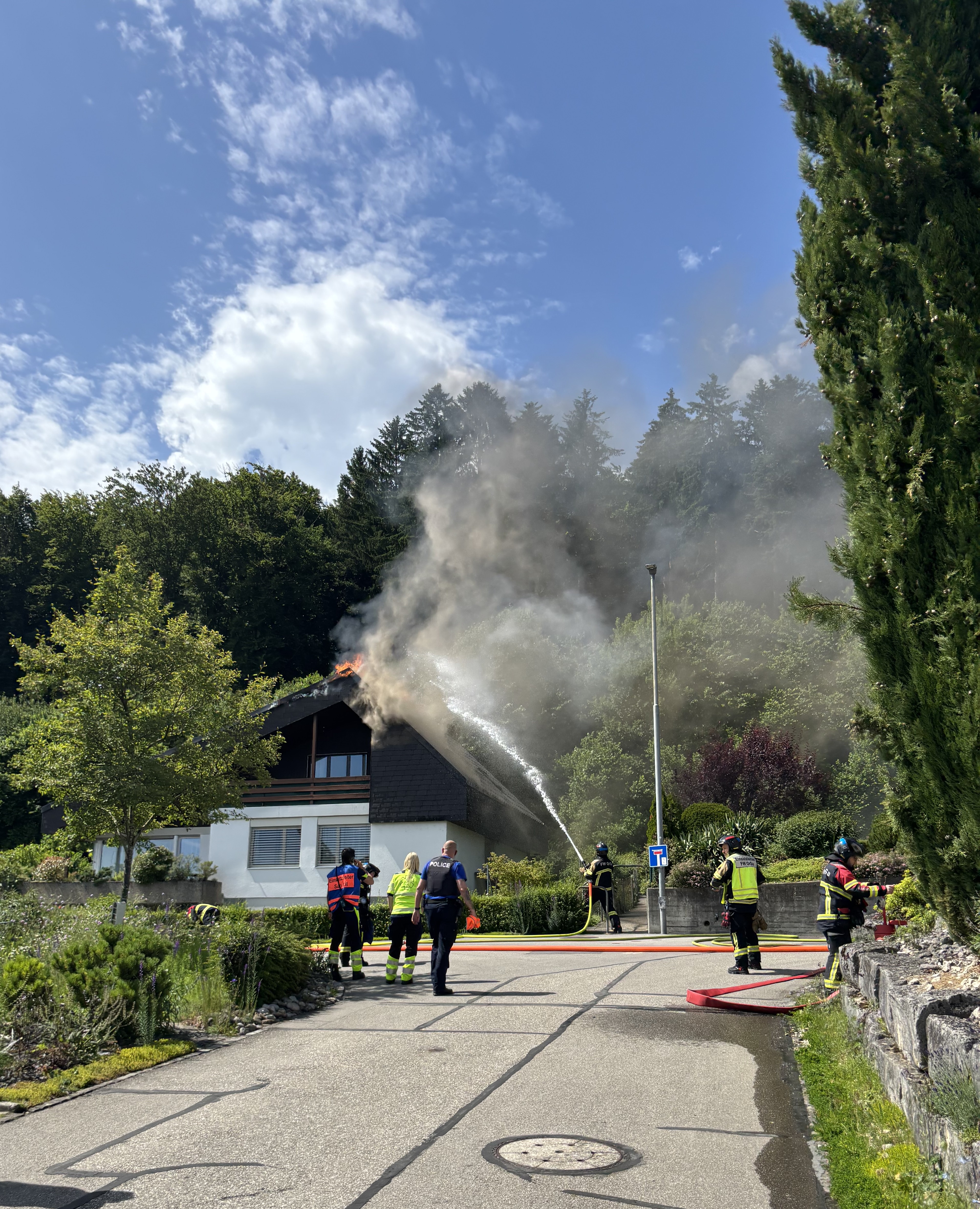 Dach eines Einfamilienhauses in Orpund in Brand