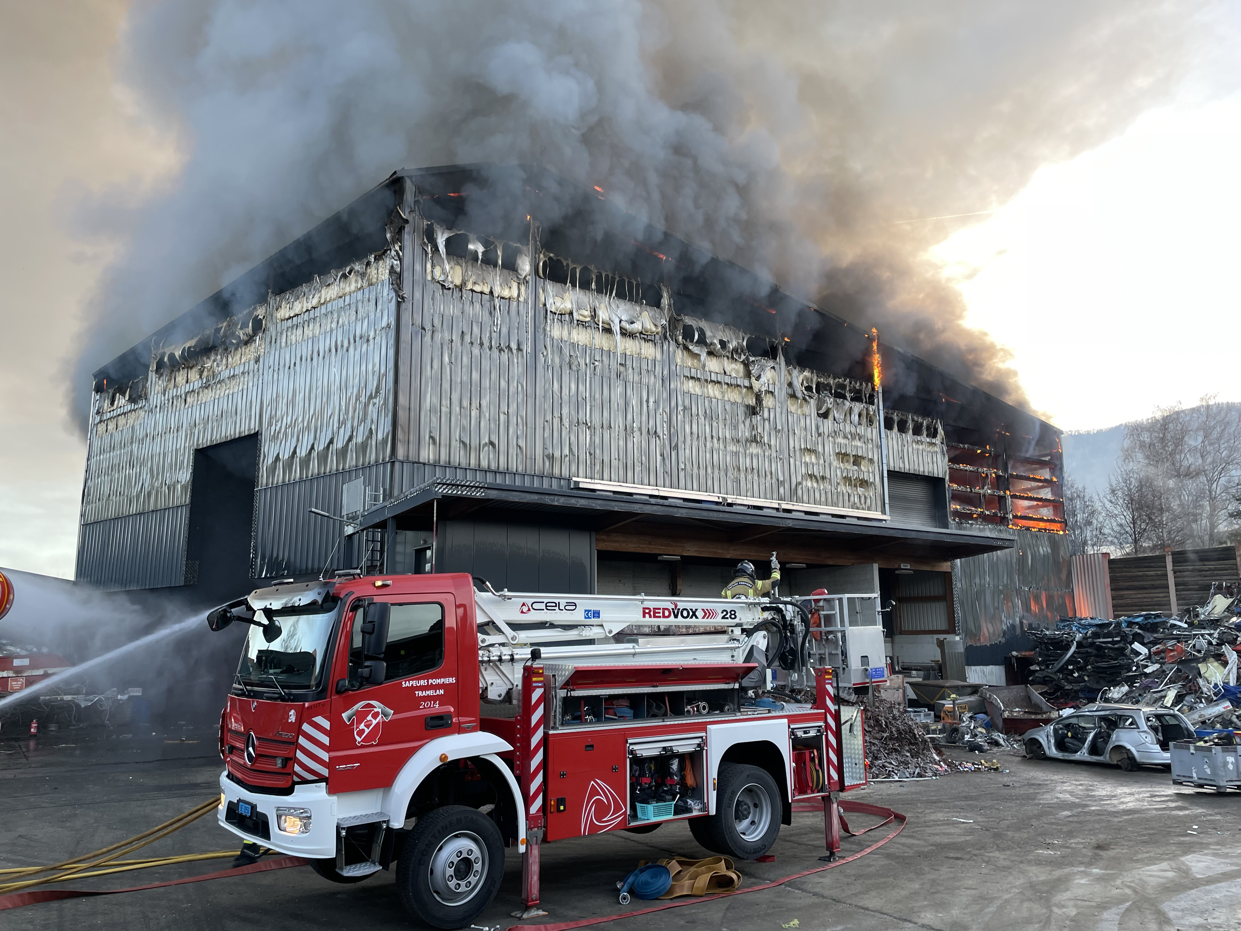 Mardi matin, le hangar d’un centre de recyclage a été la proie des flammes à Reconvilier, causant un important dégagement de fumée.