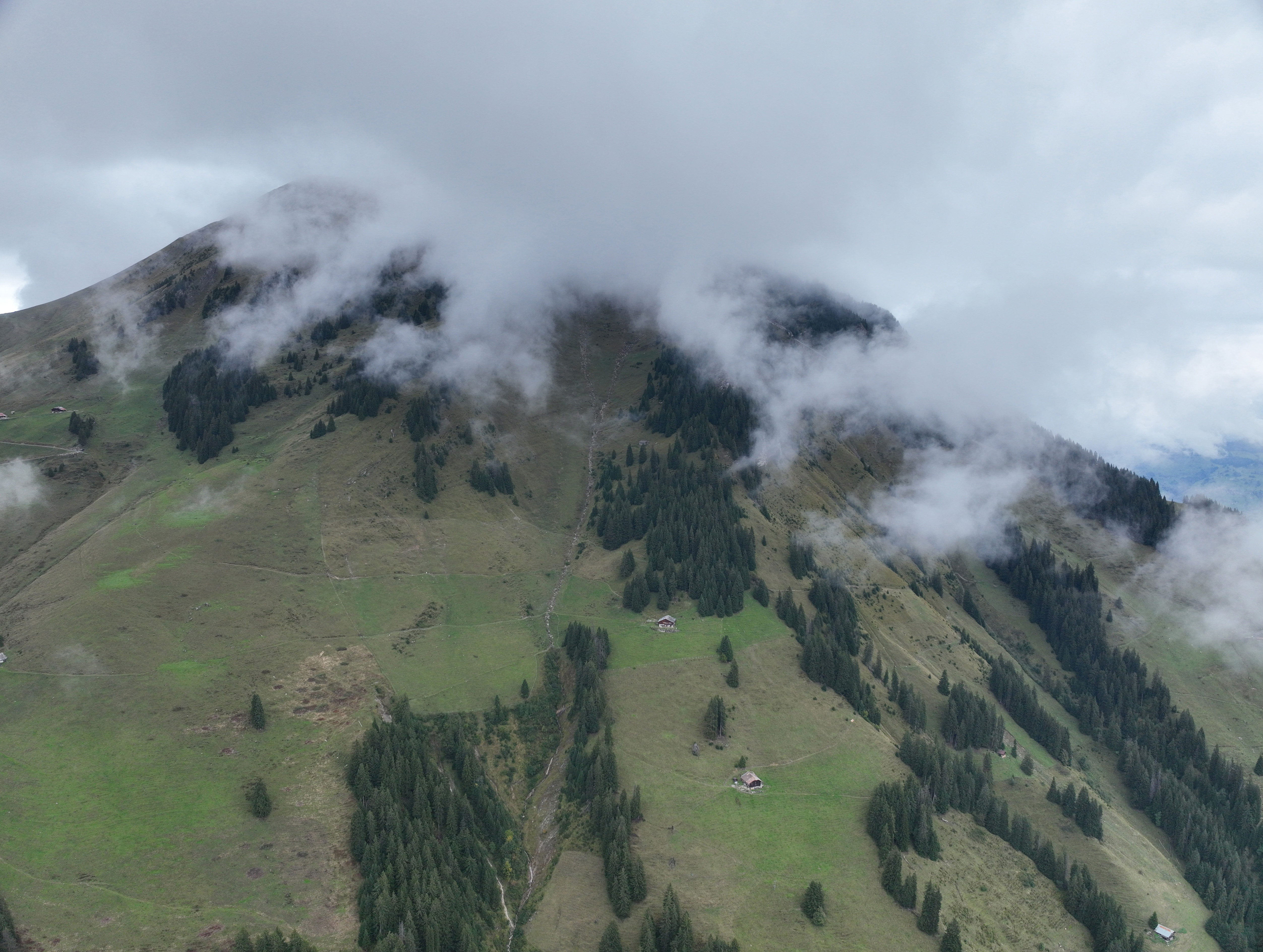 Jeudi en fin de matinée, le corps sans vie d’un homme a été retrouvé sur un sentier de montagne reliant la Schwandegg à l’alpage d’Oberniese.