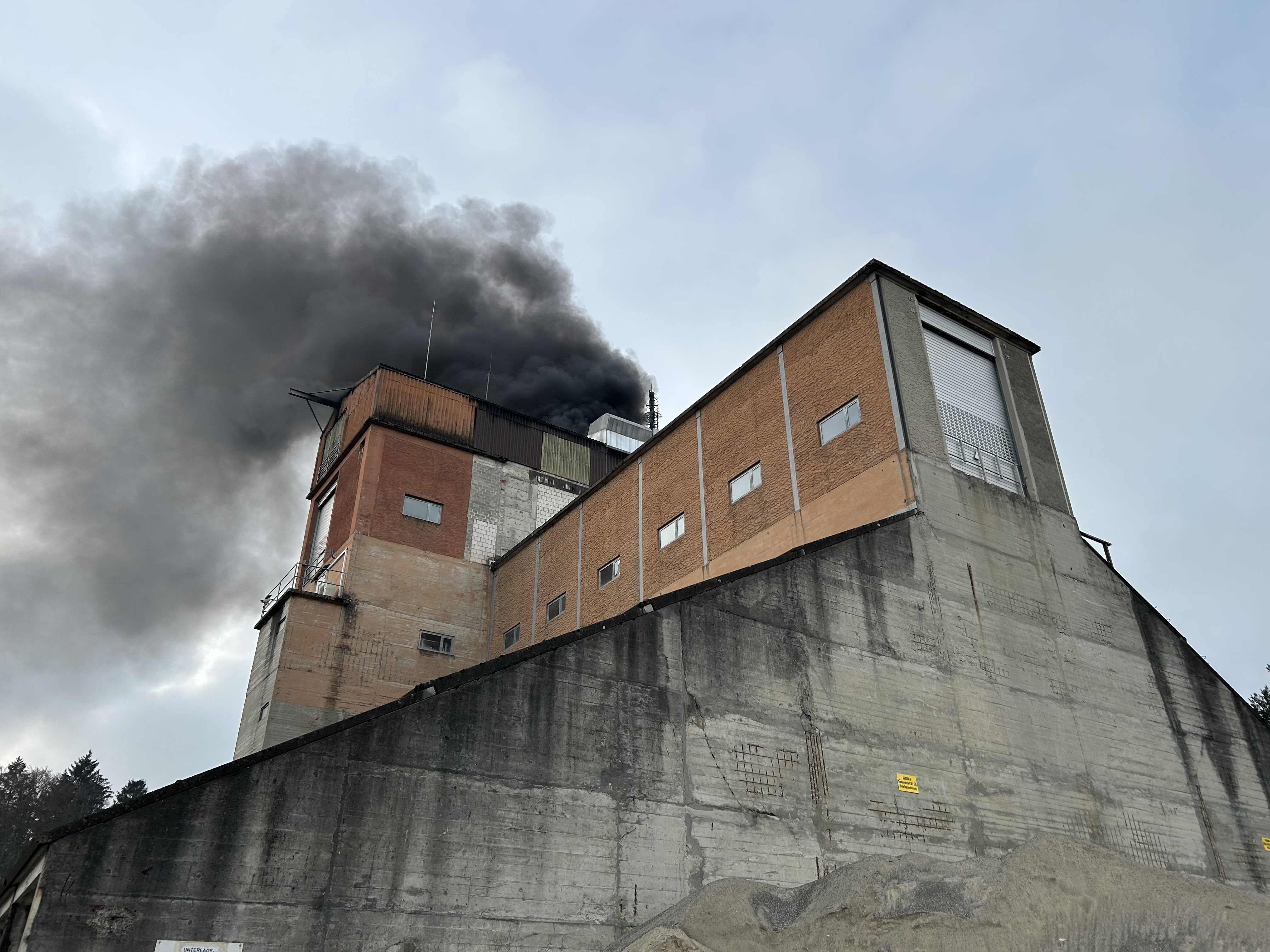 Vendredi 17 janvier 2025, la Police cantonale bernoise a été informée vers 16 h 50 qu’un incendie s’était déclaré dans un bâtiment près de la gravière à la Werkstrasse à Safnern.