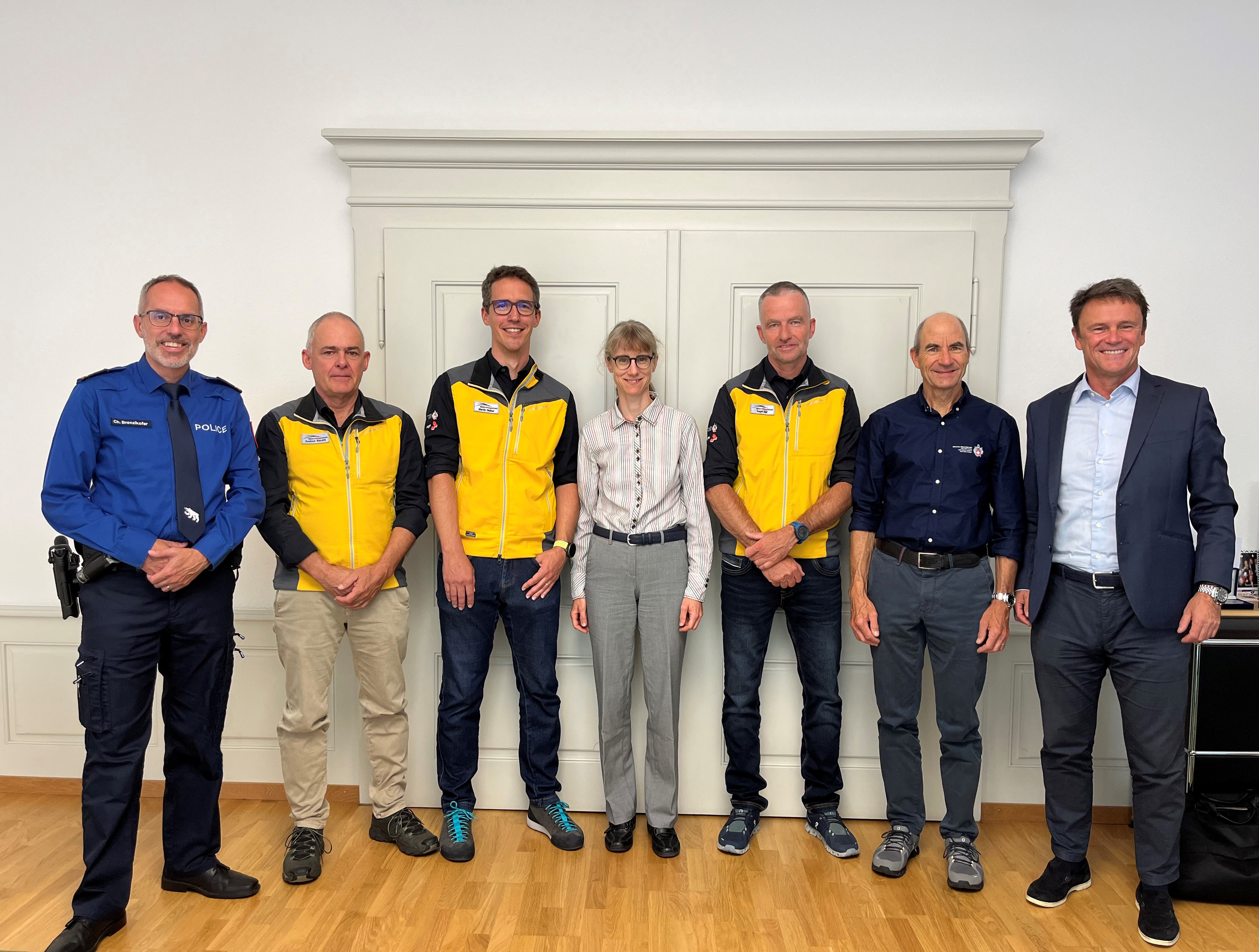 de g. à d.: Christian Brenzikofer (commandant Poca Berne), Andres Bardill (directeur SAS), Martin Weibel (vice-président ARBE), Andrea Blaser (secrétaire générale suppléante ), Ralph Näf (président ARBE), Dr. Stefan Goerre (vice-président SAS), directeur de la sécurité et conseiller d'État Philippe Müller