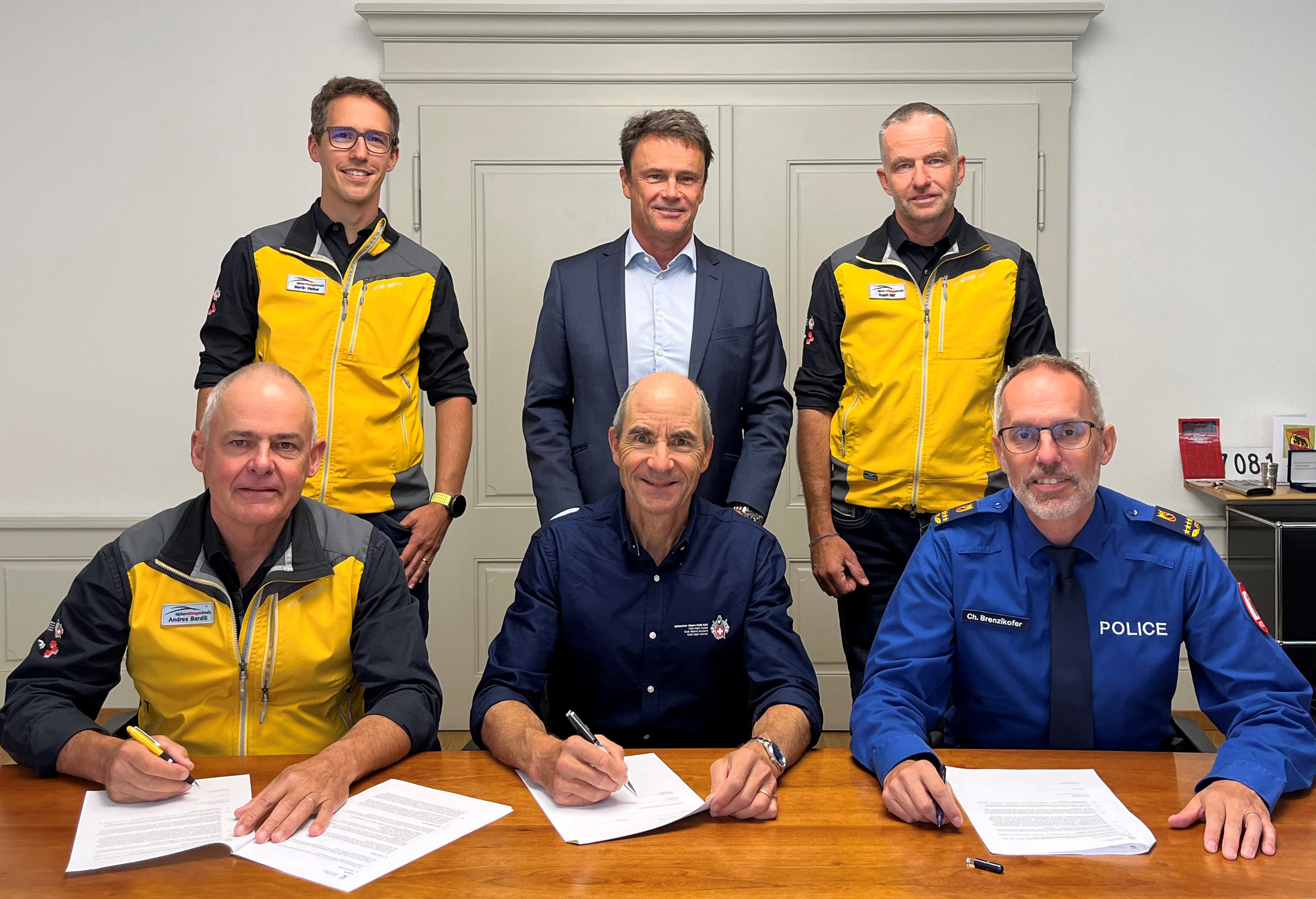 Am Mittwoch haben die Kantonspolizei Bern und die Alpine Rettung Schweiz (ARS) in Anwesenheit des Regionalvereins Alpine Rettung Bern (ARBE) einen neuen, fünfjährigen Leistungsvertrag zur Sicherstellung der Bergrettung im Kanton Bern unterzeichnet.