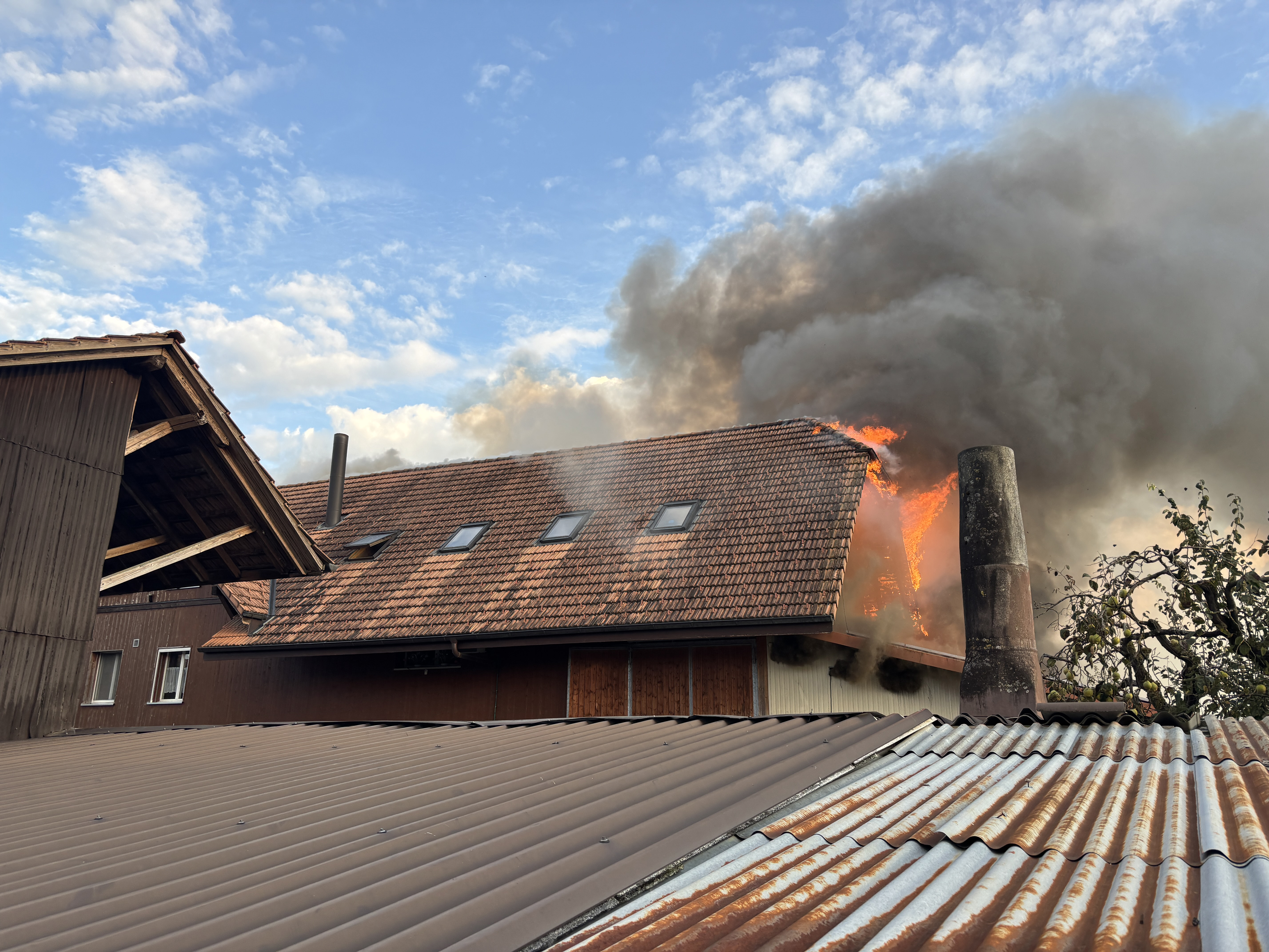 Am Dienstagabend ist in Kirchdorf der Dachstuhl eines Mehrfamilienhauses in Brand geraten.