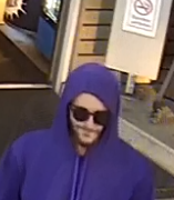 Ab sofort sind auf der Webseite der Kantonspolizei Bern zwei Fotos des mutmasslichen Täters publiziert. Die gezeigte Person wird dringend verdächtigt, am 20. Juni 2025 einen Raubüberfall auf einen Tankstellenshop in Biel begangen zu haben.