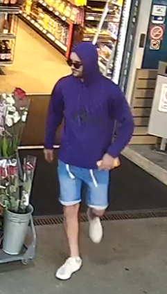 Ab sofort sind auf der Webseite der Kantonspolizei Bern zwei Fotos des mutmasslichen Täters publiziert. Die gezeigte Person wird dringend verdächtigt, am 20. Juni 2025 einen Raubüberfall auf einen Tankstellenshop in Biel begangen zu haben.