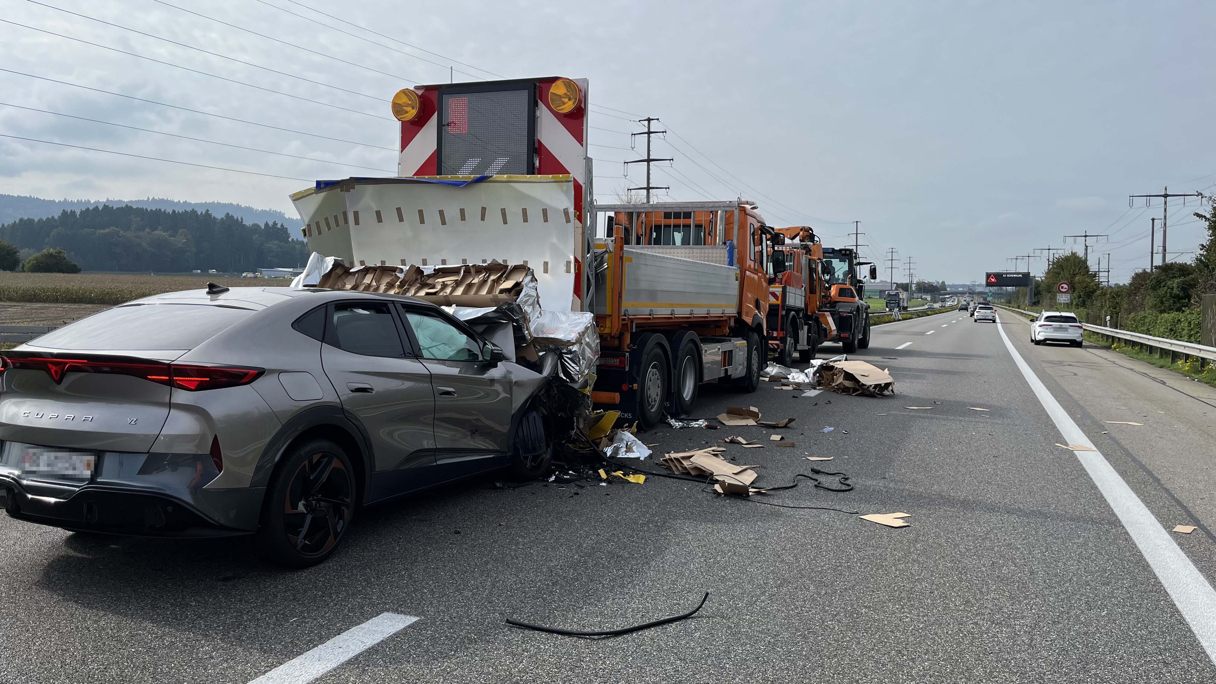 Am Dienstagmittag ist es auf der A1 bei Mattstetten zu einem Verkehrsunfall zwischen einem Auto und einem Anpralldämpfer eines Lastwagens gekommen. 