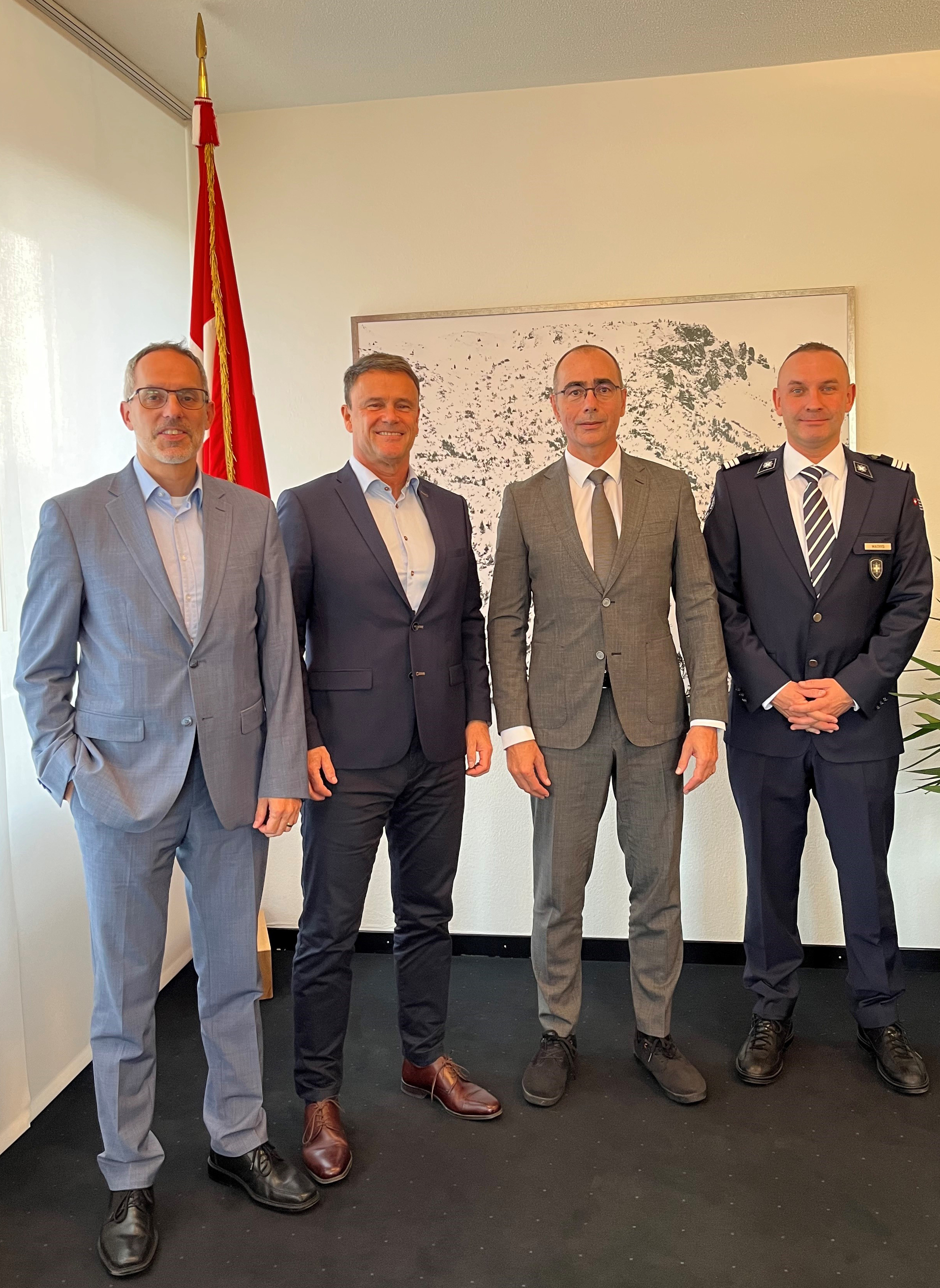 v.l.n.r. Kommandant, Christian Brenzikofer, Sicherheitsdirektor des Kantons Bern, Regierungsrat Philippe Müller, Direktor des Bundesamts für Zoll und Grenzsicherheit (BAZG), Pascal Lüthi, Chef der Regionalebene Zoll Mitte, Emmanuel Mathys