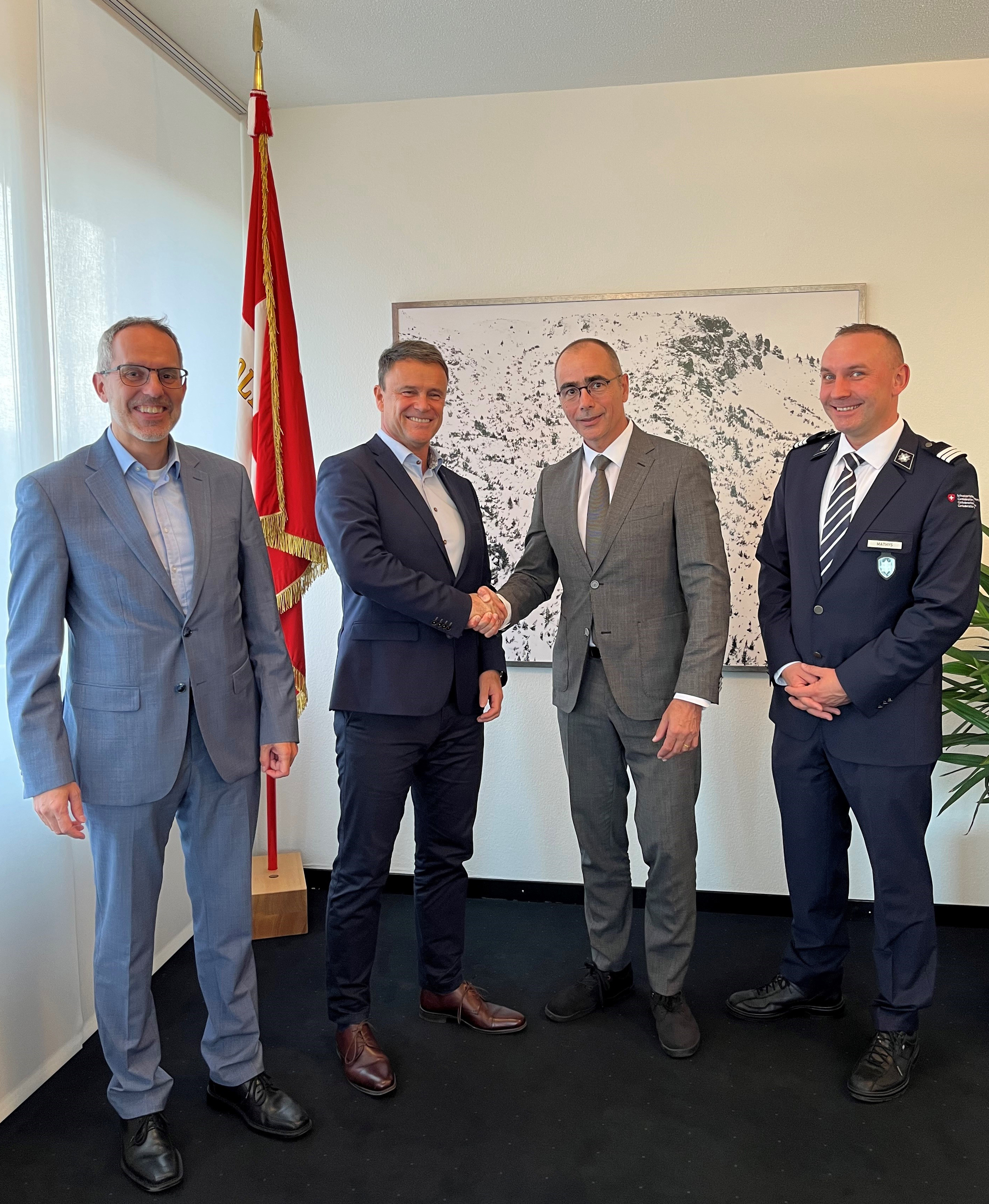 La Police cantonale bernoise et l’Office fédéral de la douane et de la sécurité des frontières (OFDF) ont signé lundi après-midi une convention administrative partiellement révisée. 