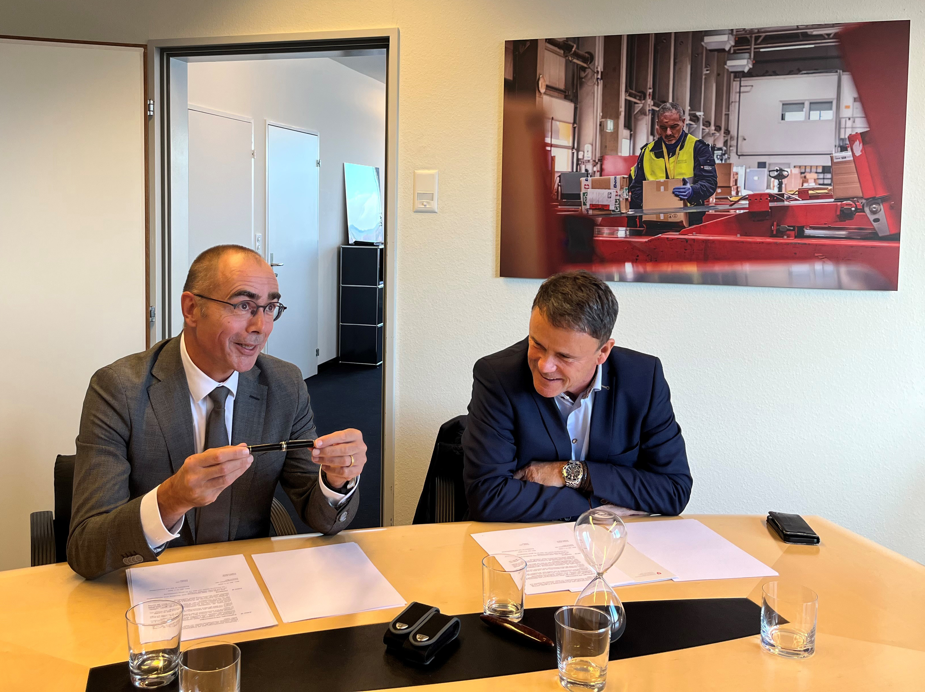 Celle-ci prolonge la collaboration qui a fait ses preuves dans le domaine de la police de sécurité et l’étend désormais aux terminaux internationaux de bus.