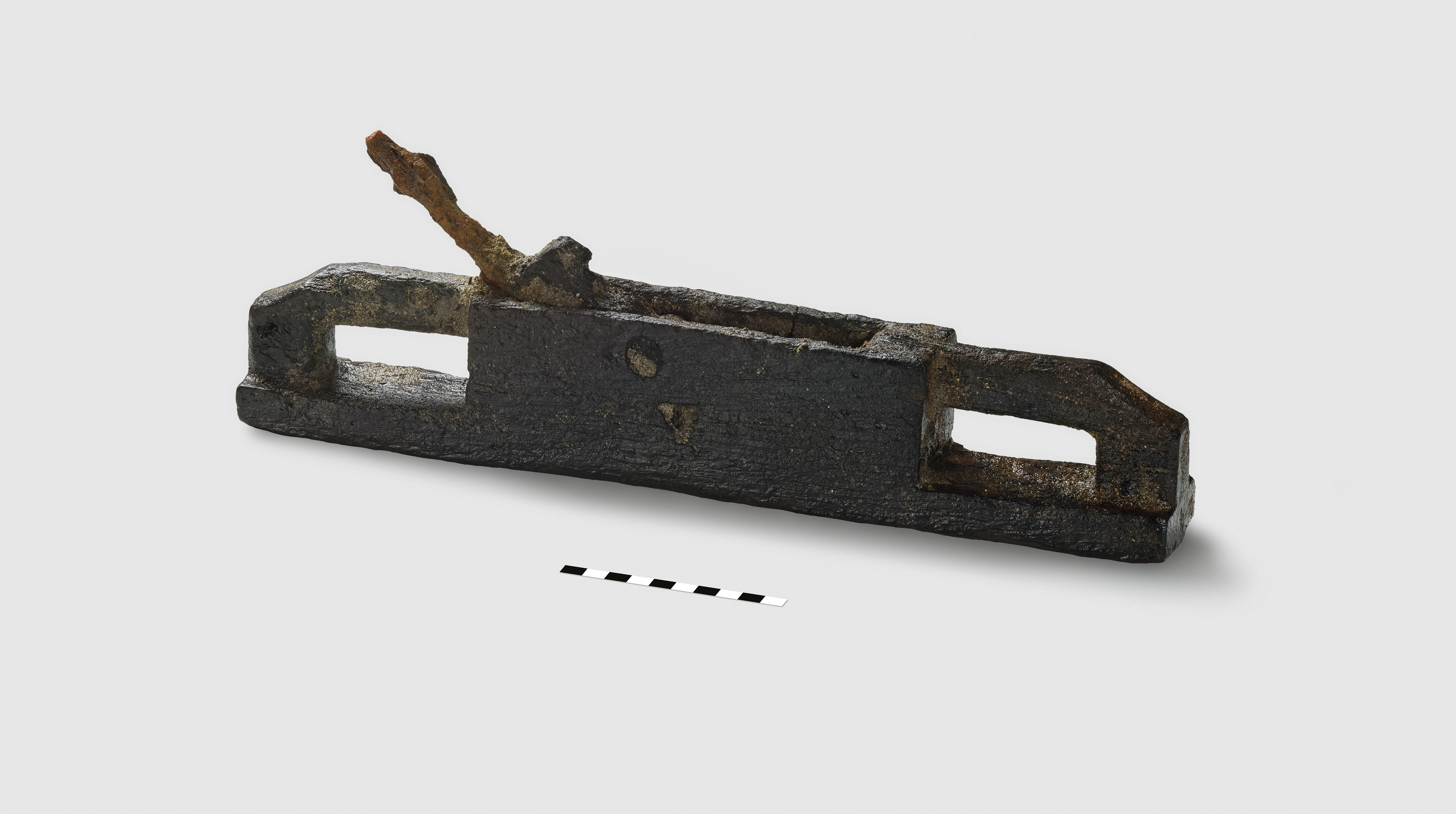 Der vollständig erhaltene Hobel ist aus einem Holzstück gearbeitet und weist eine eingesetzte Eisenklinge auf. Er ist 41 cm lang, 7 cm breit und 5 cm hoch. Foto: Archäologischer Dienst des Kantons Bern, Daniel Marchand