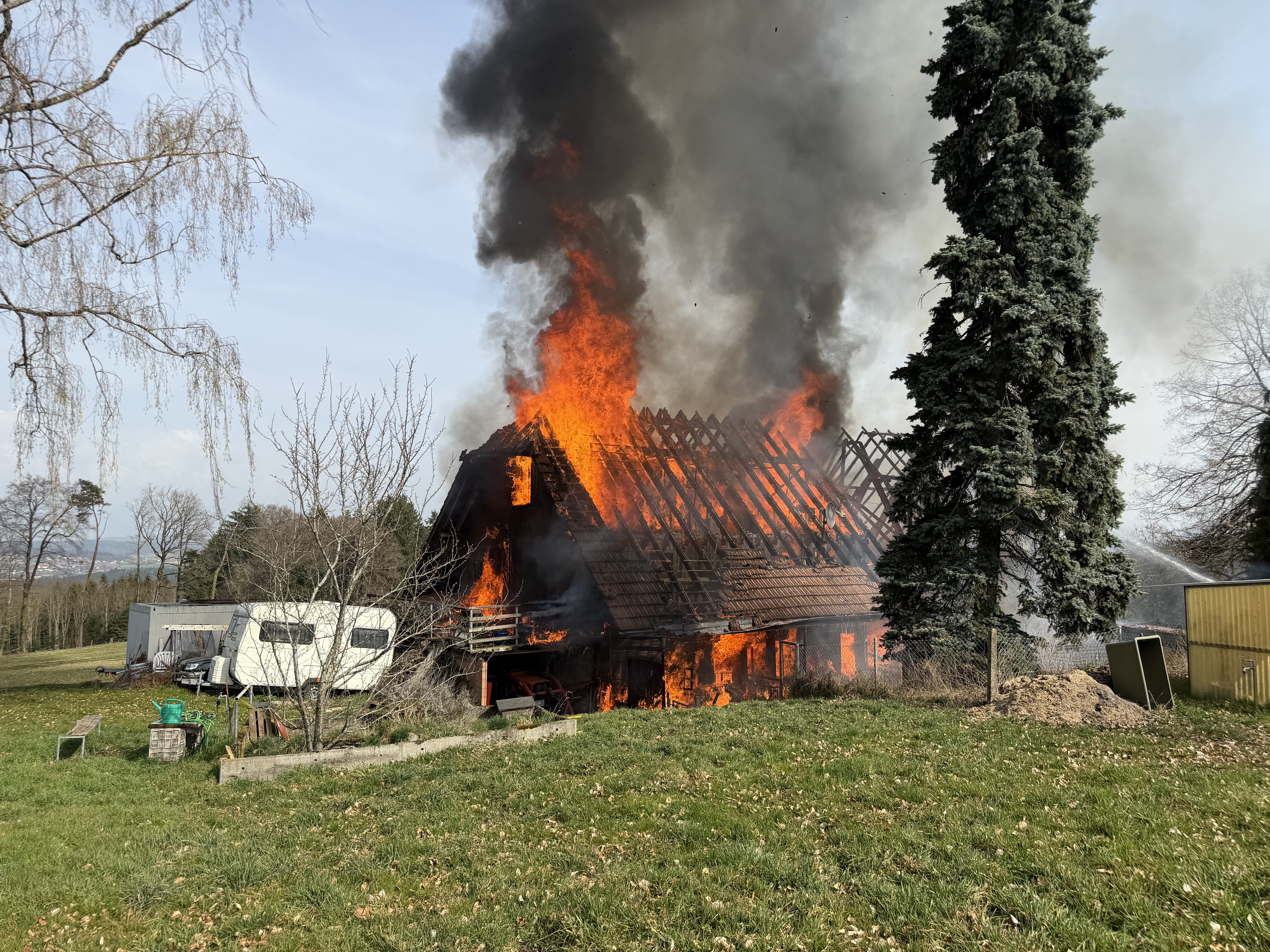 Une ferme et une étable ravagées par un incendie