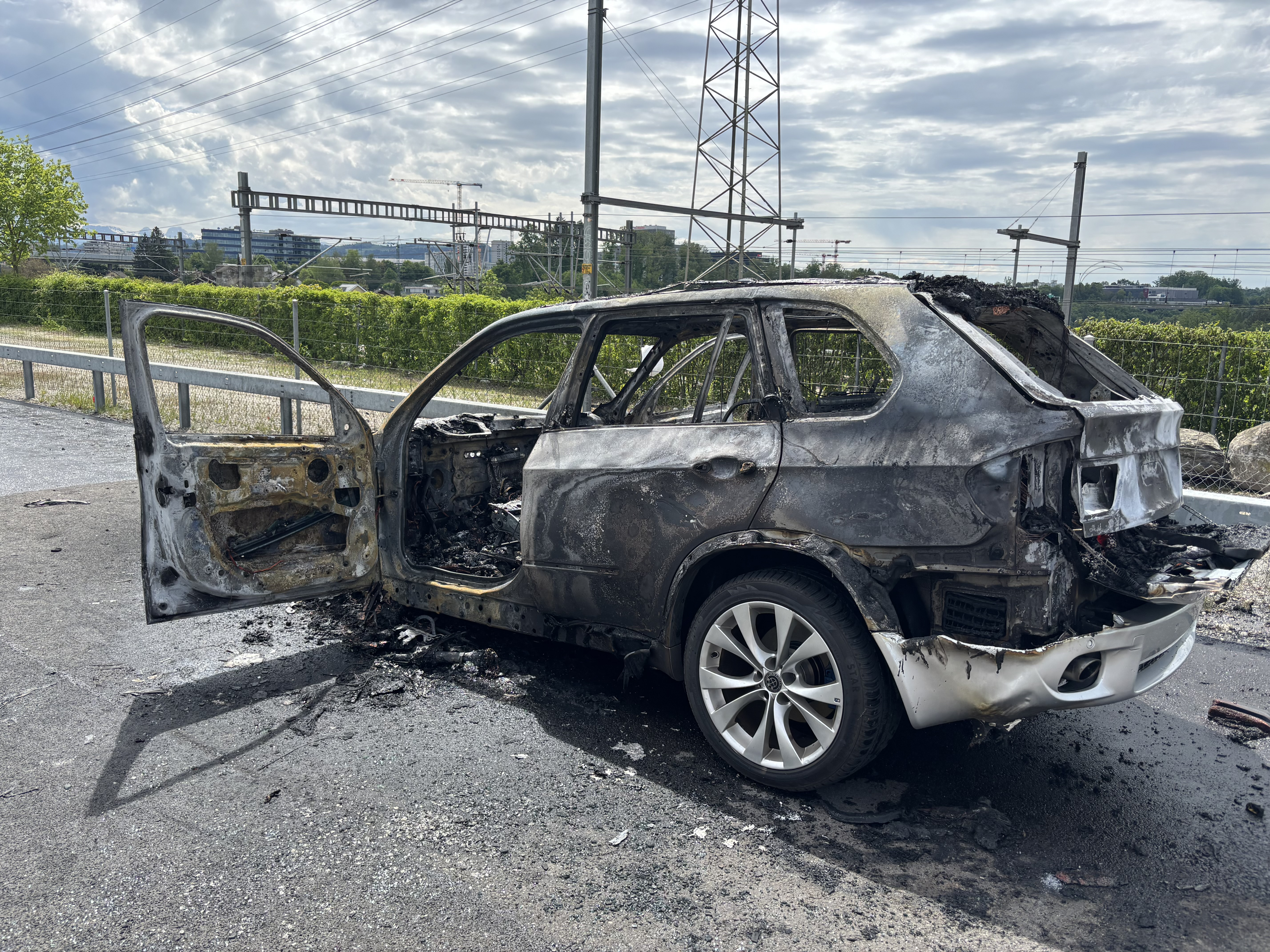 Am frühen Sonntagnachmittag geriet auf der Autobahn A1 auf Höhe Wankdorf ein Fahrzeug in Brand. (Quelle: Kapo Bern)
