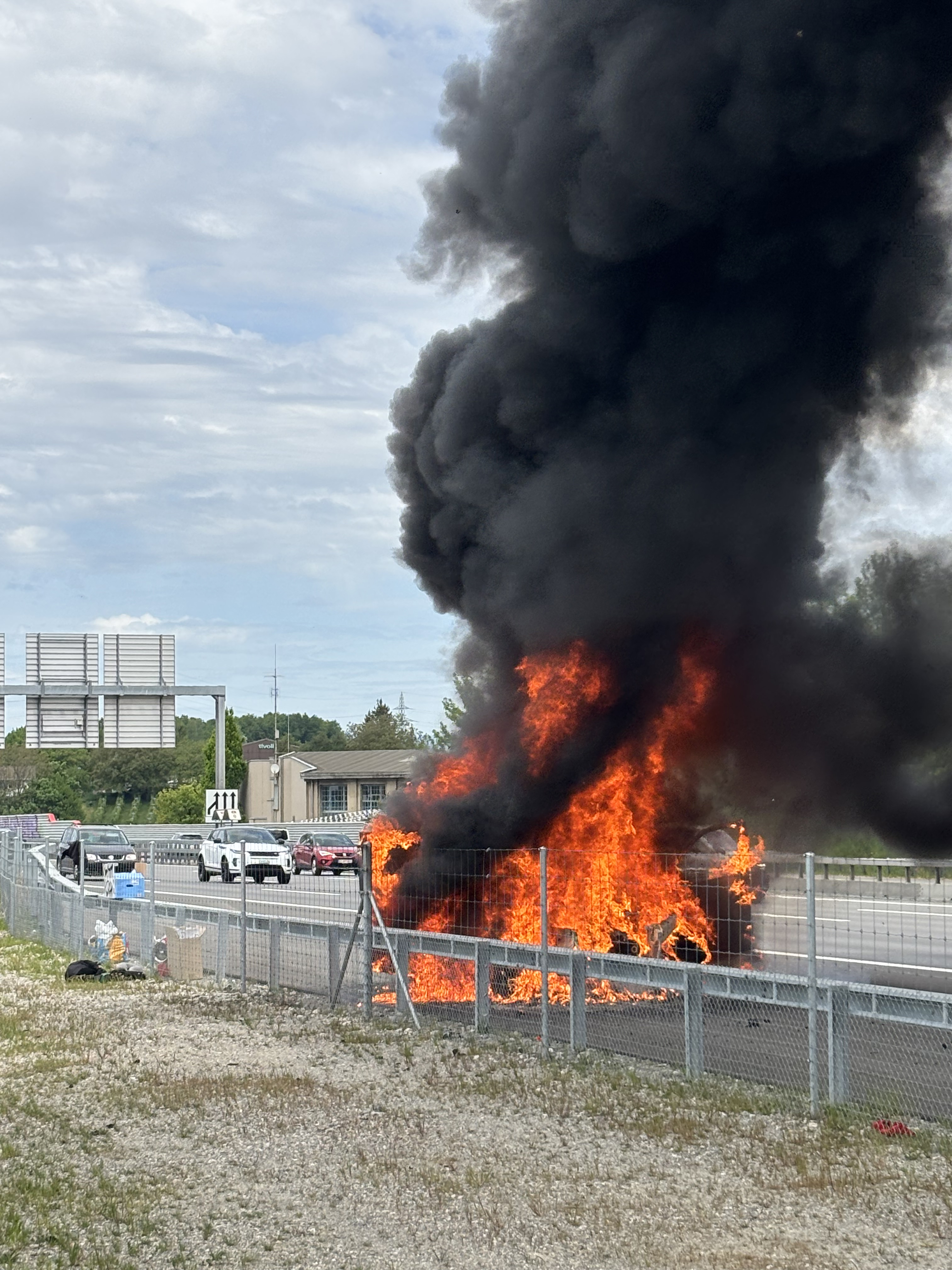 Am frühen Sonntagnachmittag geriet auf der Autobahn A1 auf Höhe Wankdorf ein Fahrzeug in Brand. (Quelle: Kapo Bern)